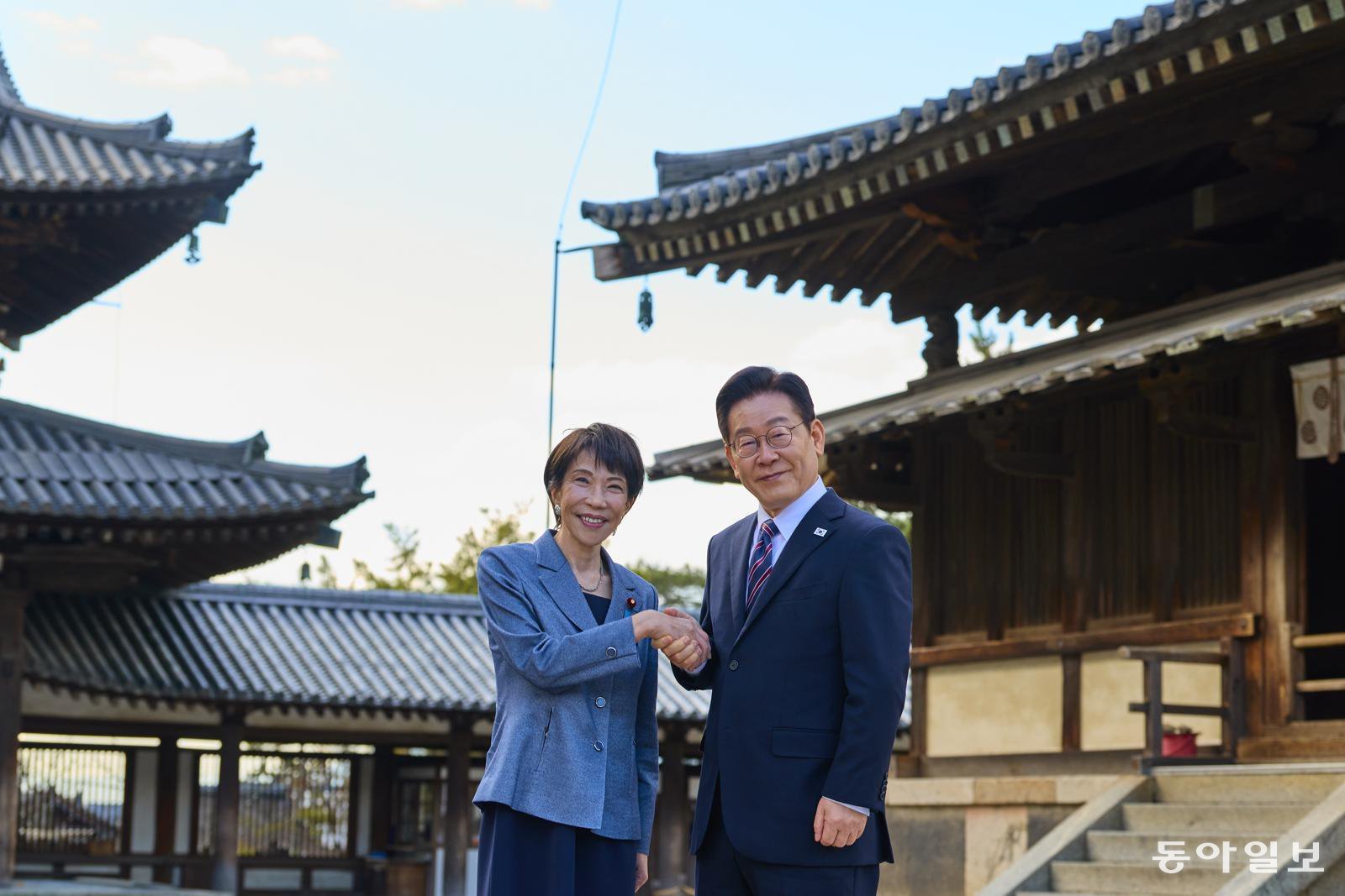 이재명 대통령과 다카이치 사나에 일본 총리가 14일 일본 나라현 사찰 호류지에서 악수를 하고 있다. 2026.1.14 청와대사진기자단