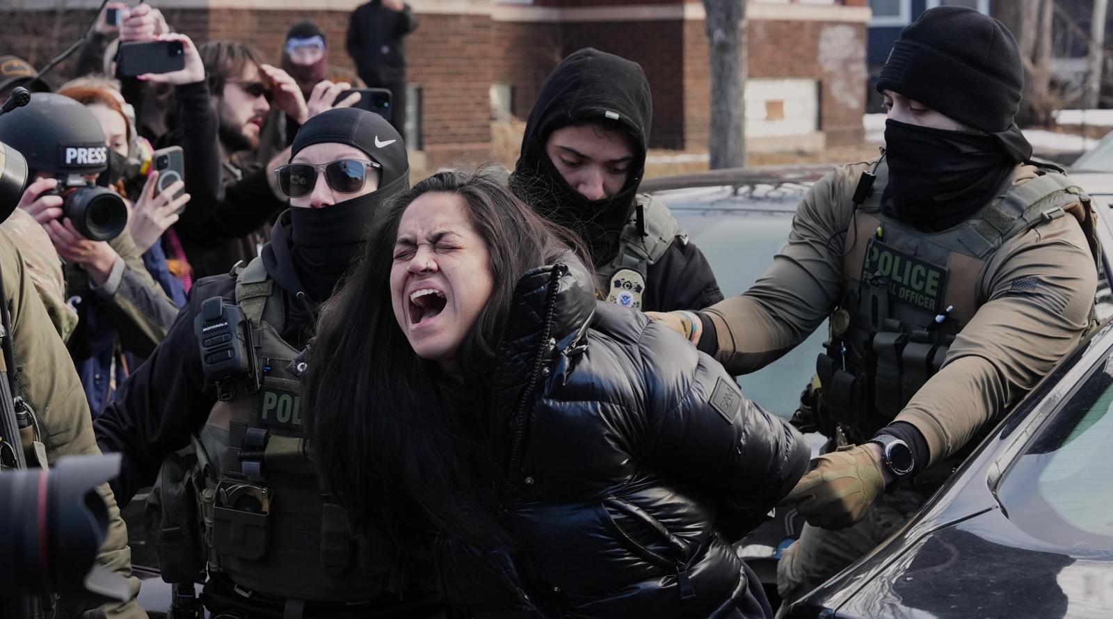 이민 단속에 처절한 저항
13일 미국 미네소타주 미니애폴리스에서 한 여성이 이민 단속에 나선 미 이민세관단속국(ICE) 요원들에 의해 연행되고 있다. 앞서 이곳 근처에서 30대 백인 여성 시민권자가 ICE 요원의 총에 숨지는 사건이 발생했다. 미니애폴리스=AP 뉴시스