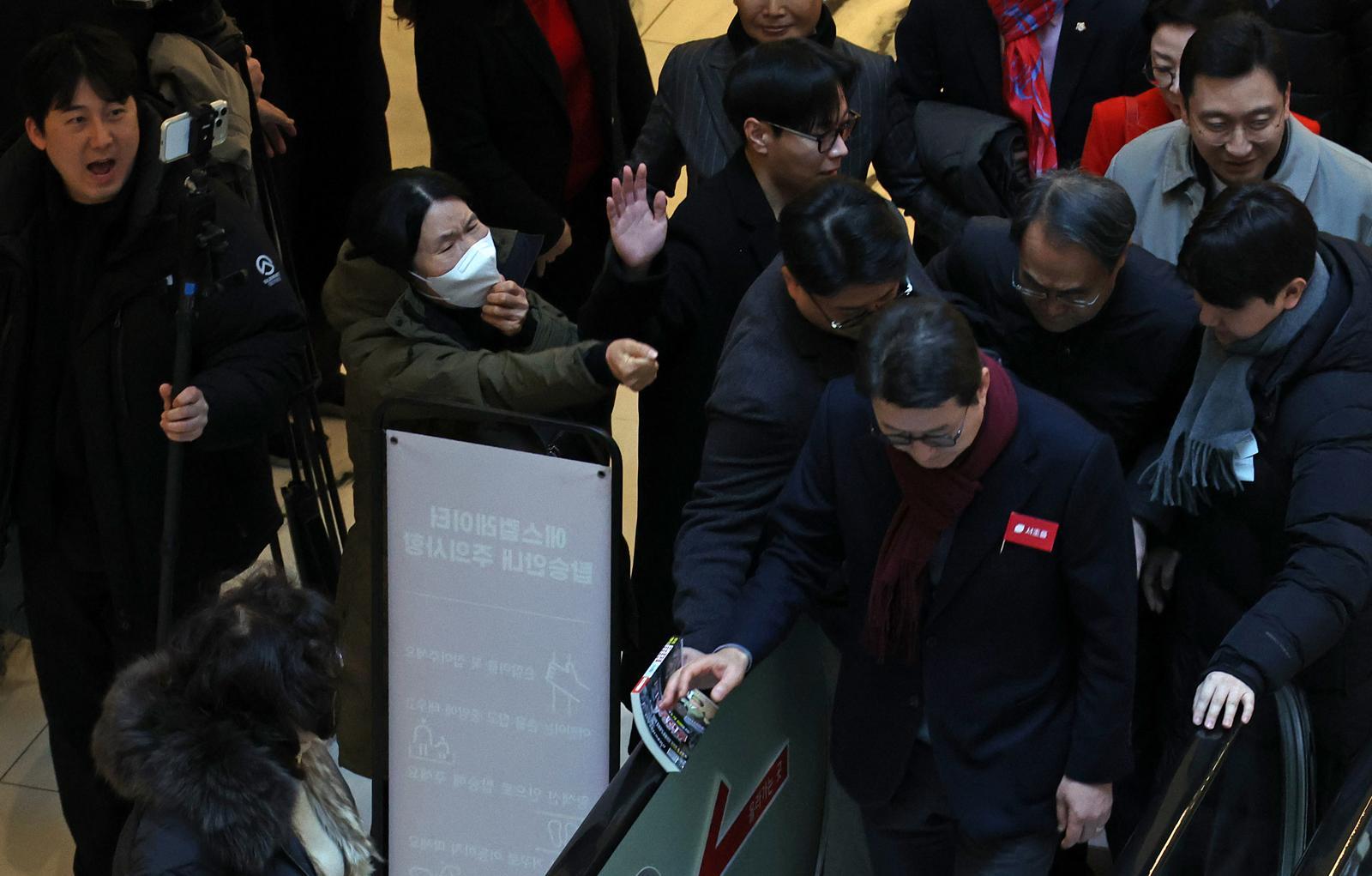 제명 항의하는 韓지지자들
국민의힘 한동훈 전 대표의 지지자들이 14일 오전 국민의힘 서울시당 신년인사회가 열린 서울 영등포구 중소기업중앙회에서 신동욱 최고위원(오른쪽 아래)에게 항의하고 있다. 당 중앙윤리위원회는 이날 새벽 ‘당원게시판 사건’과 관련해 한 전 대표에 대한 제명 처분을 의결했다. 뉴시스