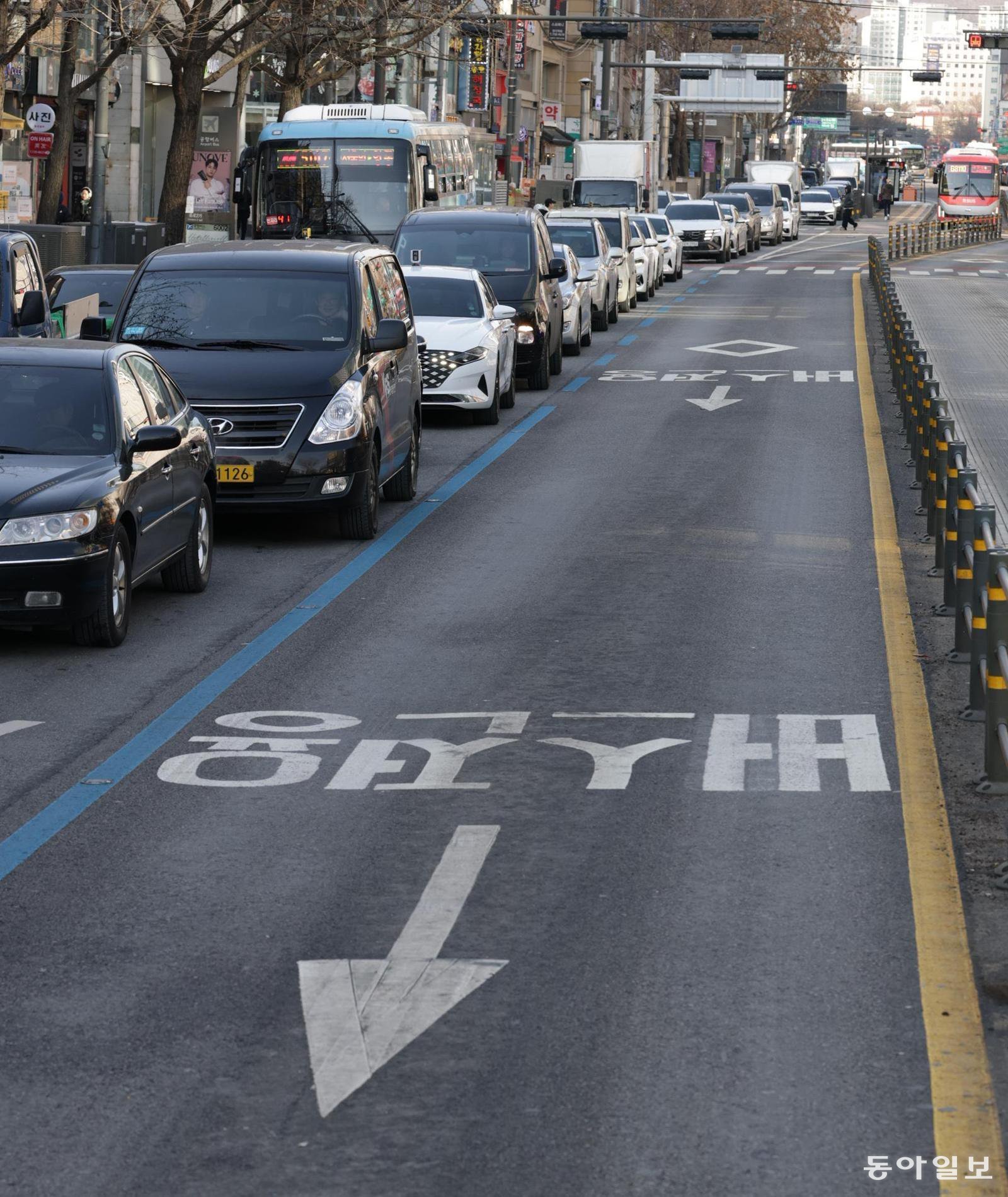 텅빈 버스차로… 일반차로는 정체
서울 시내버스 파업 이틀째인 14일 오전 서울 종로구 삼일대로의 차량 정체는 이어졌지만 버스전용차로는 텅 비었다. 박형기 기자 oneshot@donga.com