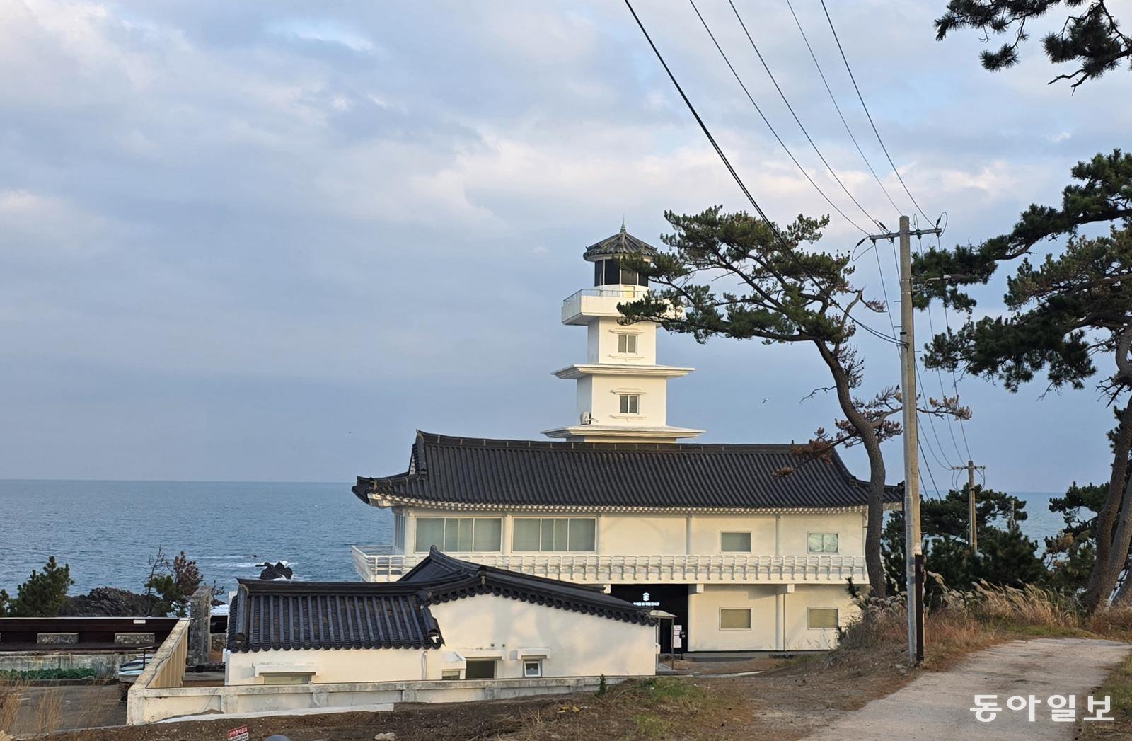 감은사지 삼층석탑을 형상화한 송대말등대. 경주=김선미 기자 kimsunmi@donga.com