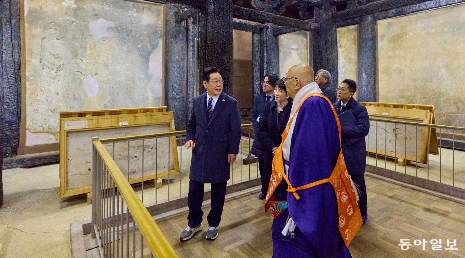 수장고 안에 보관된 고구려 승려 담징의 ‘금당벽화’ 보는 한일 정상
이재명 대통령(왼쪽)과 다카이치 사나에 일본 총리가 14일 일본 나라현 호류지를 방문해 수장고 내에 보관돼 있는 금당벽화를 둘러보고 있다. 고구려 승려 담징이 그린 것으로 알려진 금당벽화는 과거 화재로 훼손돼 일반인 관람이 통제된 수장고 내에 보존, 관리되고 있다. 나라=송은석 기자 silverstone@donga.com