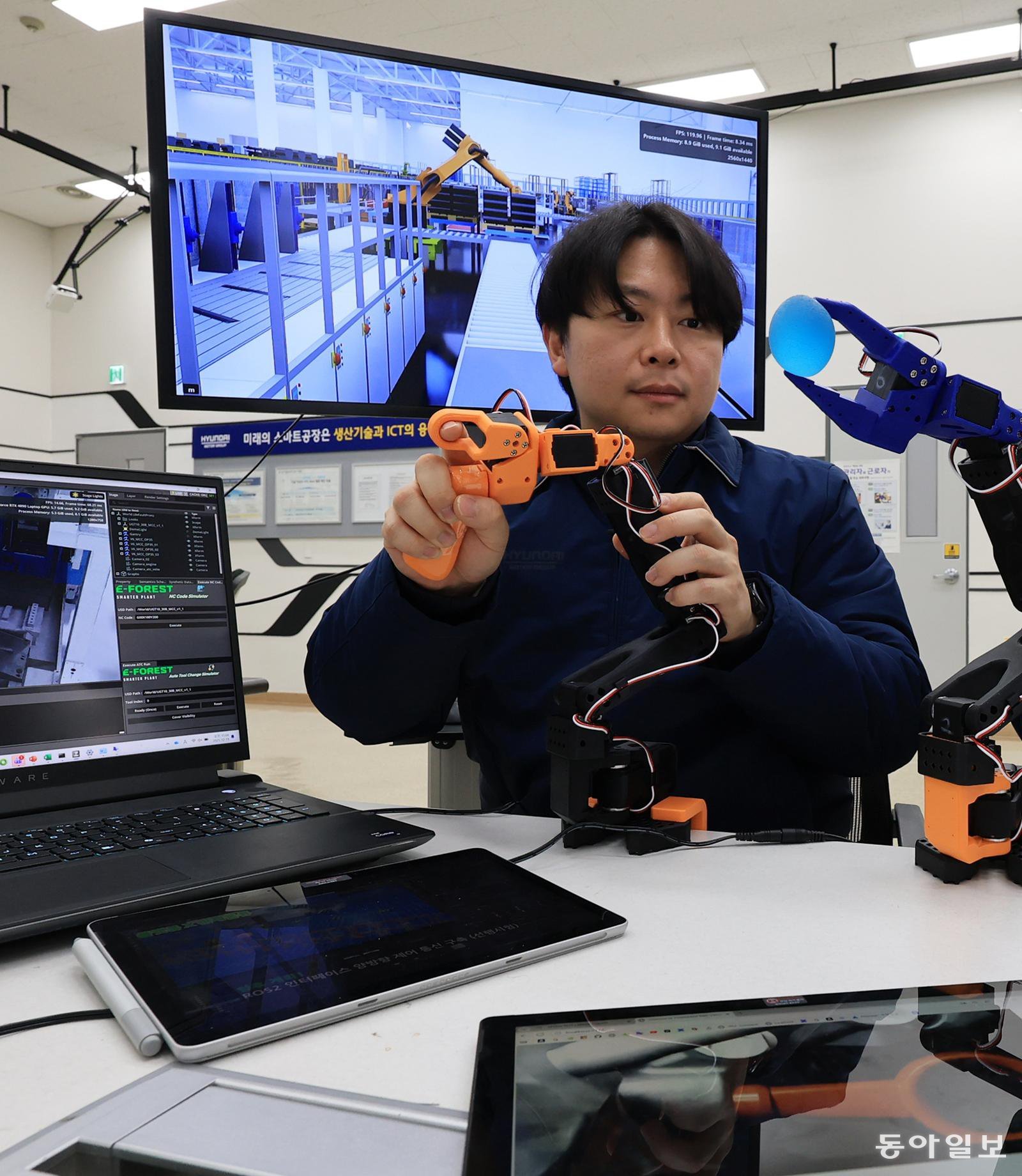경기 의왕시 현대차 의왕연구소 이포레스트센터에서 이재환 제조SW플랫폼 개발팀 책임매니저가 컨트롤러 동작을 로봇이 모방하는 ‘AI 자율지능 로봇’을 시연하는 모습. 의왕=장승윤 기자 tomato99@donga.com