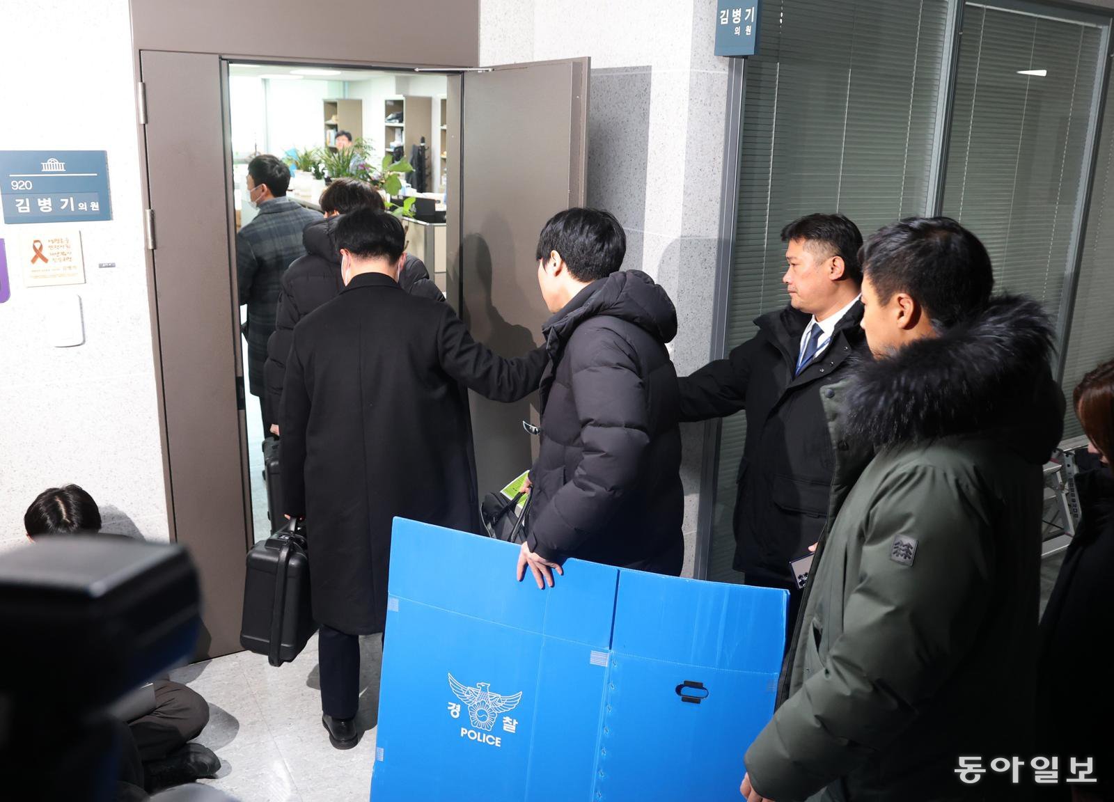 14일 오전 서울 영등포구 국회 의원회관에서 경찰 관계자들이 더불어민주당 김병기 전 원내대표의 ‘공천 헌금’ 수수 의혹 등과 관련해 의원실을 압수수색하고 있다. 장승윤 기자 tomato99@donga.com