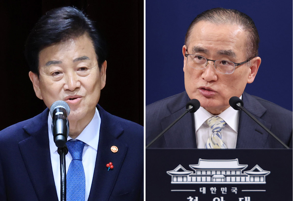 정동영 통일부 장관(왼쪽)과 위성락 국가안보실장. 뉴스1