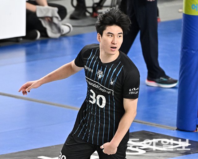 프로 데뷔 첫 트리플 크라운에 성공한 현대캐피탈 신호진. 한국배구연맹(KOVO) 제공