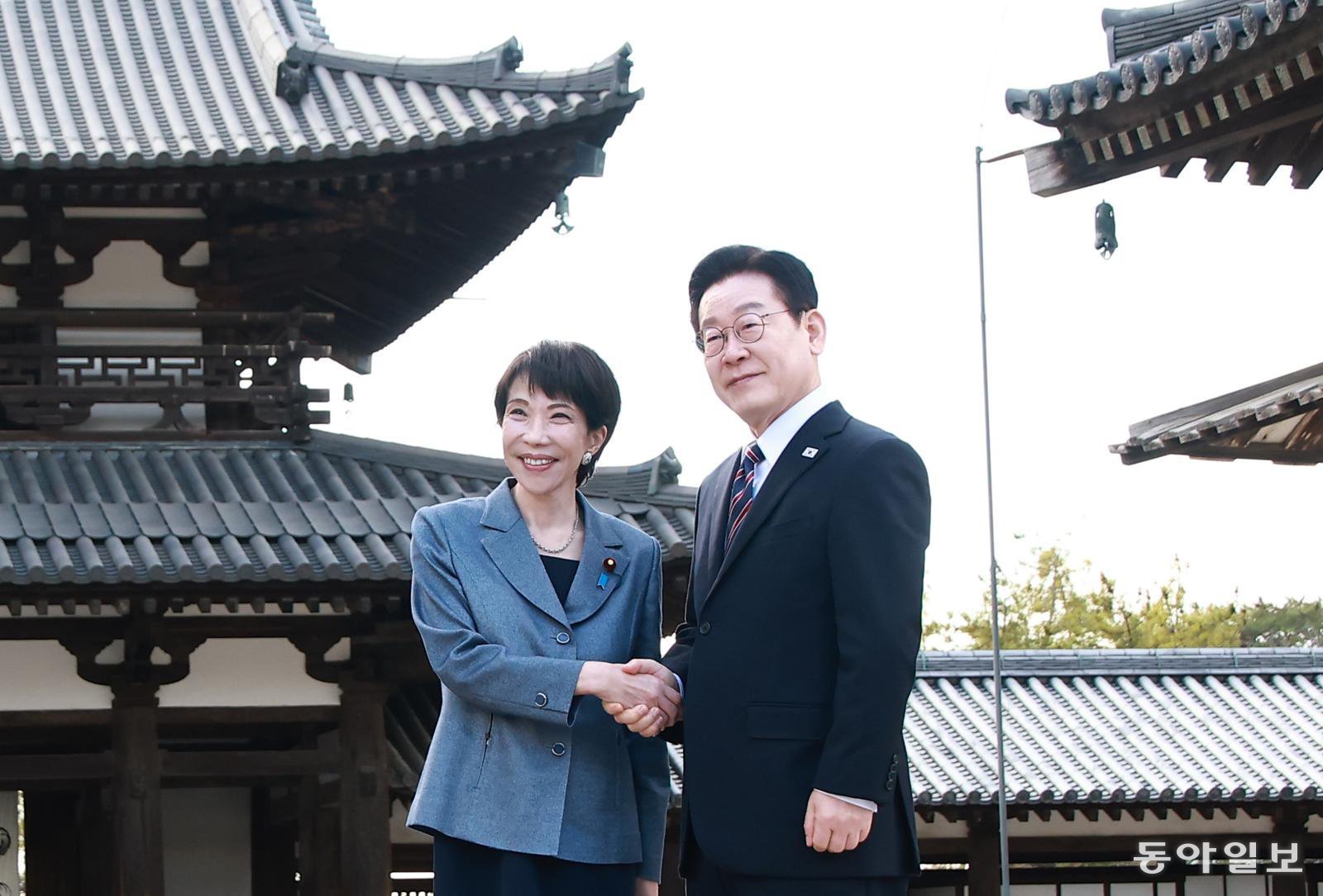 이재명 대통령과 다카이치 사나에 일본 총리가 14일 일본 나라현 사찰 호류지를 방문해 기념 사진을 촬영하고 있다. 2026.1.14 송은석 기자 silverstone@donga.com