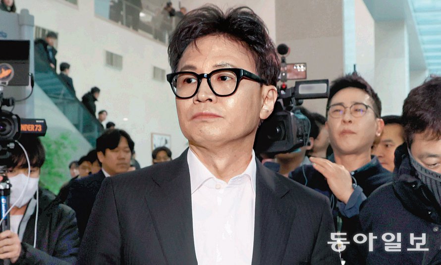 국회 나서는 한동훈 국민의힘 한동훈 전 대표가 14일 서울 여의도 국회 소통관에서 당 중앙윤리위원회의 제명 결정에 대한 기자회견을 마친 뒤 소통관을 나서고 있다. 한 전 대표는 이날 기자회견에서 “계엄을 극복하고 통합해야 할 때 헌법과 민주주의를 파괴하는 또 다른 계엄이 선포된 것”이라며 “국민, 당원과 함께 이번 계엄도 반드시 막겠다”고 밝혔다. 장승윤 기자 tomato99@donga.com