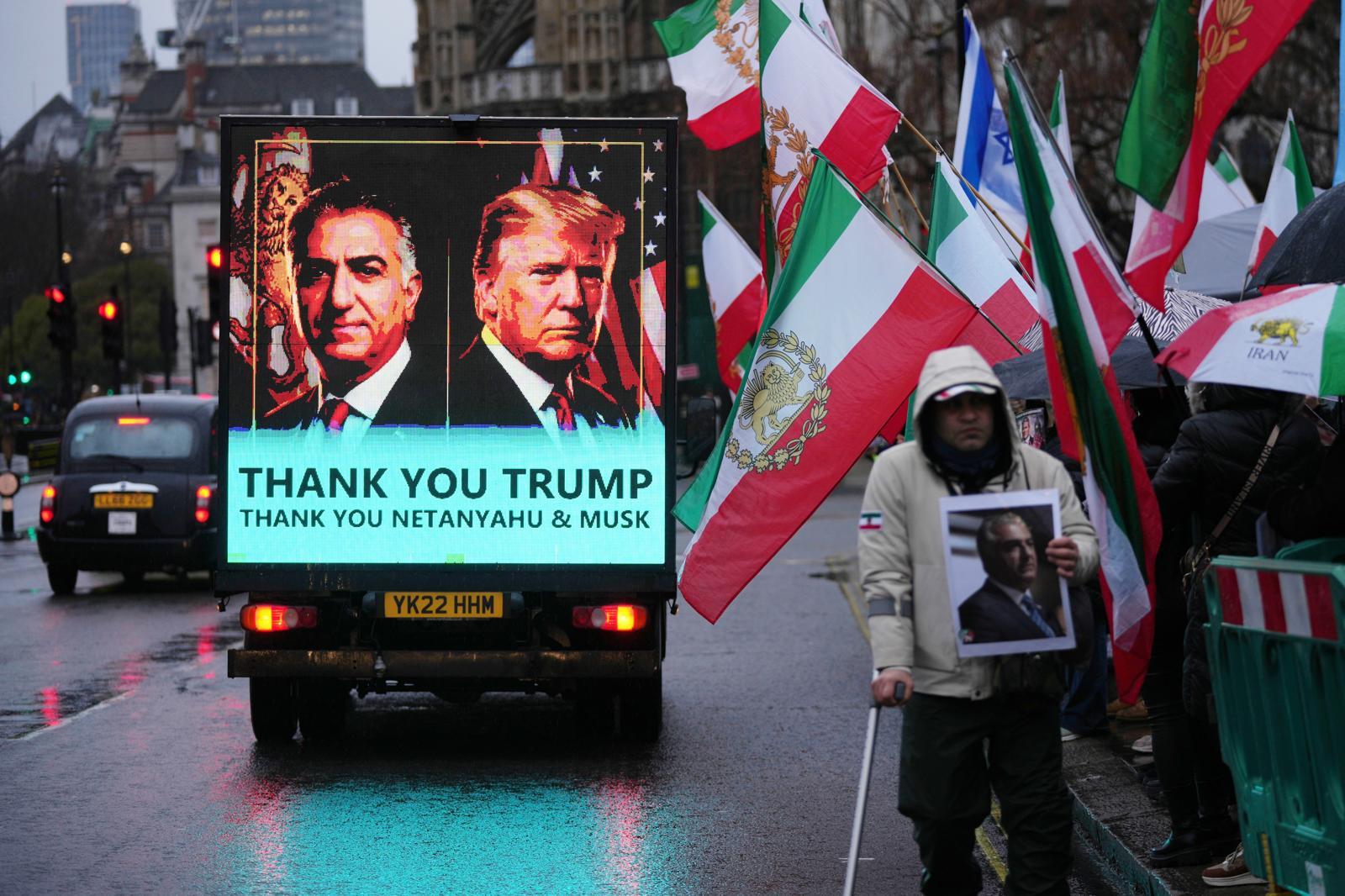 이란 시위에 떠오르는 ‘팔레비 왕가’ 13일(현지 시간) 영국 런던 국회의사당 앞에서 이란 정부에 반대하는 시위가 열린 가운데 1979년 이슬람 혁명 당시 이란에서 추방된 리자 팔레비 전 왕세자(왼쪽)와 도널드 트럼프 미국 대통령의 사진을 화면에 띄운 차량이 지나고 있다. 이란 내 반정부 시위가 격화된 가운데, 일부 시위대에서 팔레비 왕가의 부활을 외치는 목소리도 나오고 있다. 런던=AP 뉴시스
