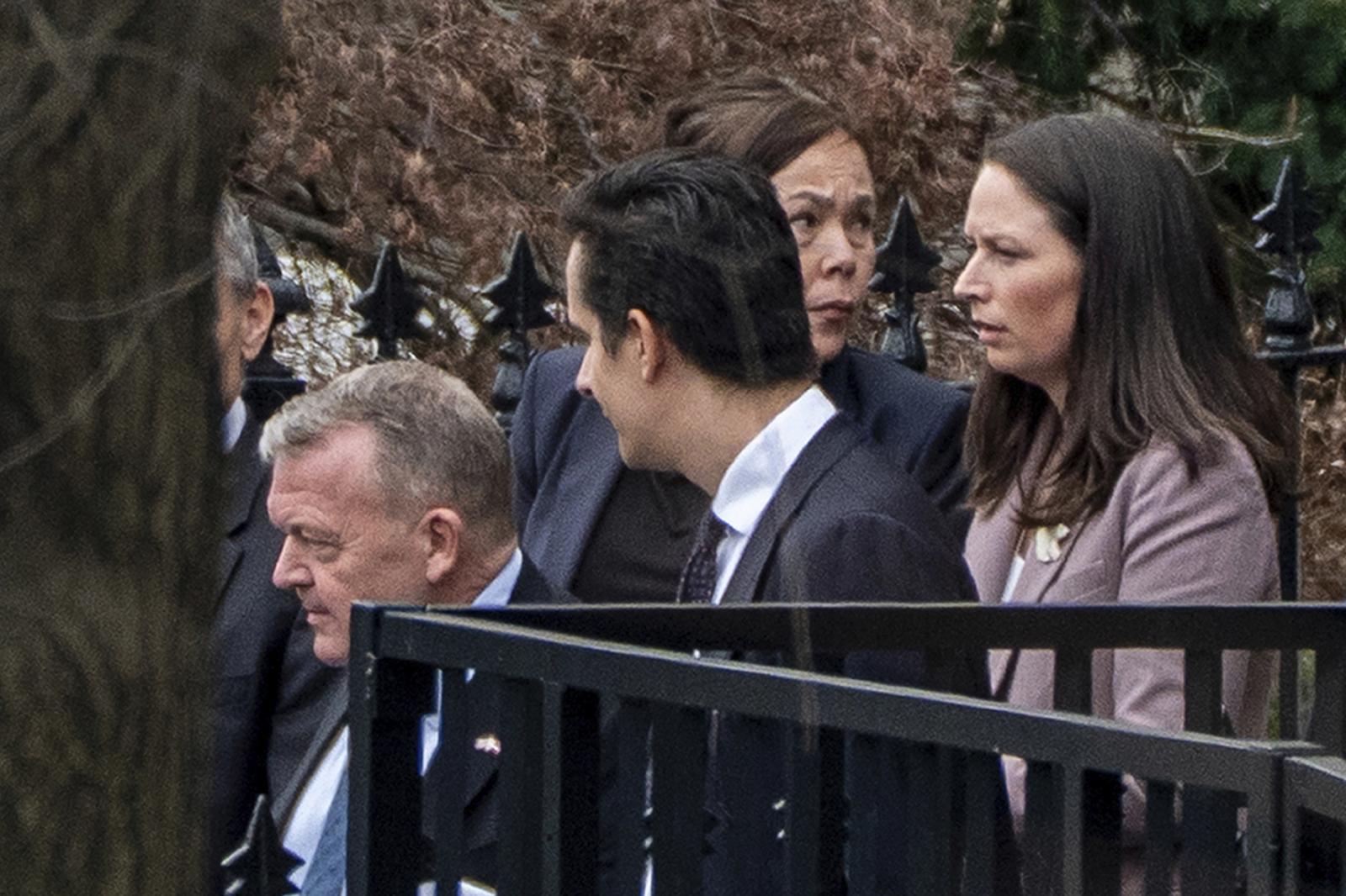 라르스 뢰케 라스무센 덴마크 외무장관(왼쪽), 비비안 모츠펠트 그린란드 외무장관(왼쪽 세번째) 등이 14일(현지 시간) 미국 워싱턴DC 백악관에서 JD 밴스 부통령, 마코 루비오 국무장관과 회담한 후 떠나고 있다. 워싱턴=AP/뉴시스