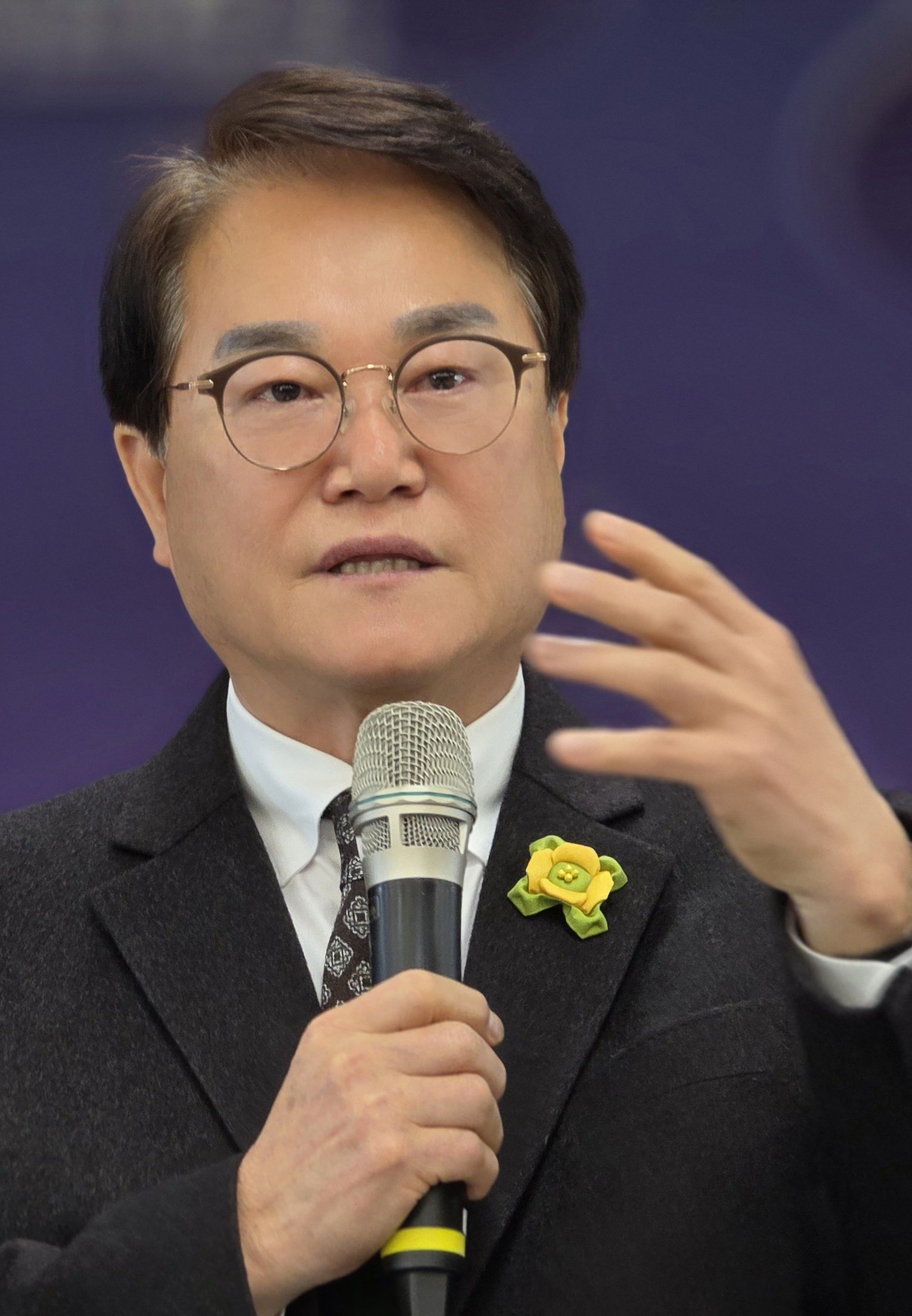 막말 논란을 빚은 김하수 청도군수가 지난 13일 군청에서 기자회견을 하고 있다. 2026.1.13 뉴스1