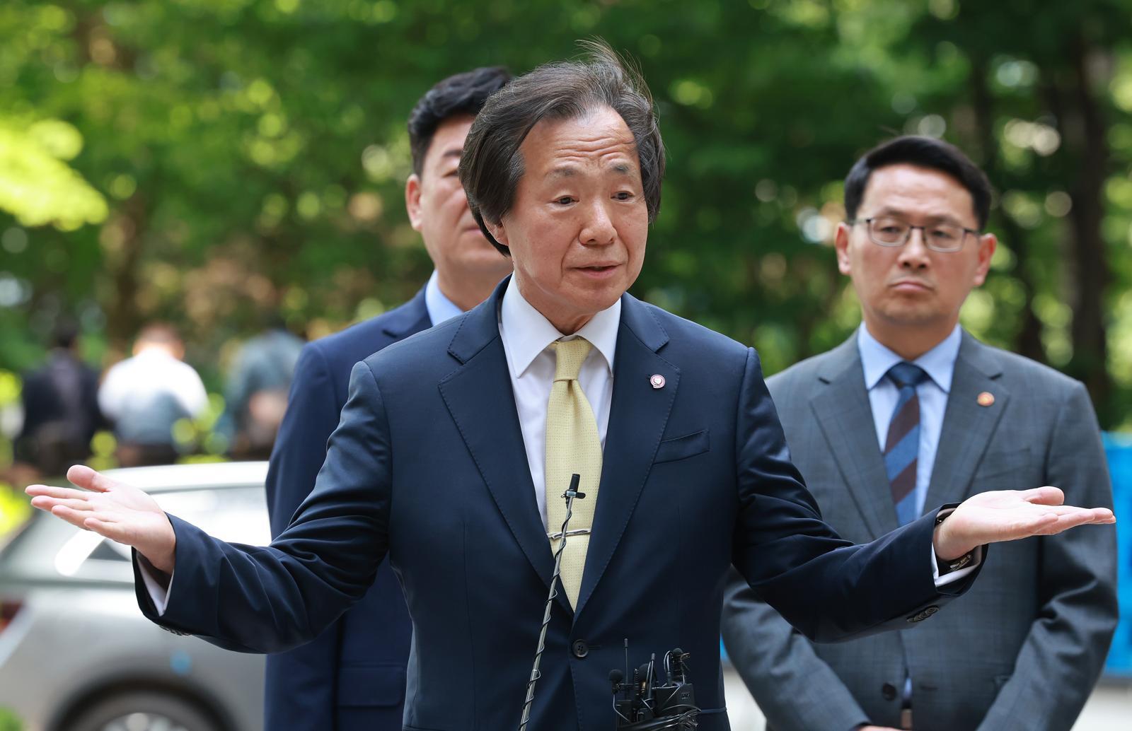 정기석 국민건강보험공단 이사장이 22일 오후 서울 서초구 서울고등법원에서 열리는 담배소송 항소심 최종변론(12차)을 앞두고 기자회견을 하고 있다. 2025.5.22/뉴스1