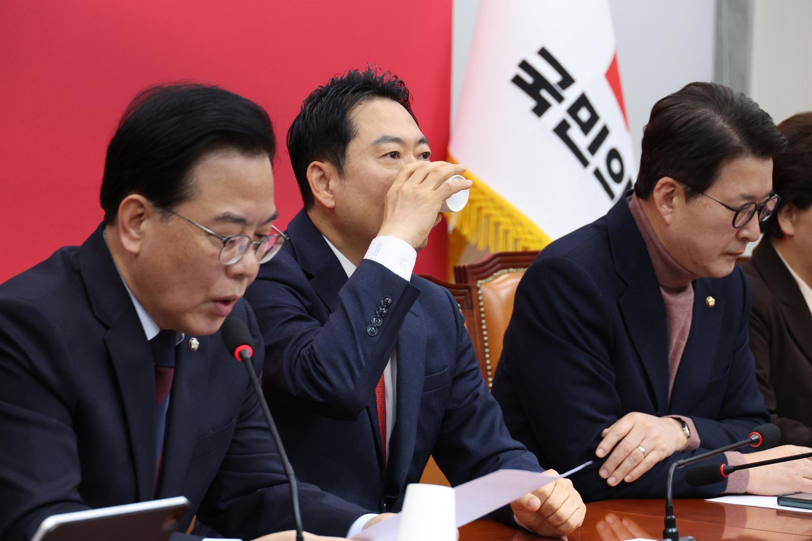 장동혁 국민의힘 대표가 15일 서울 여의도 국회에서 열린 최고위원회의에서 목을 축이고 있다. 2026.1.15 뉴스1