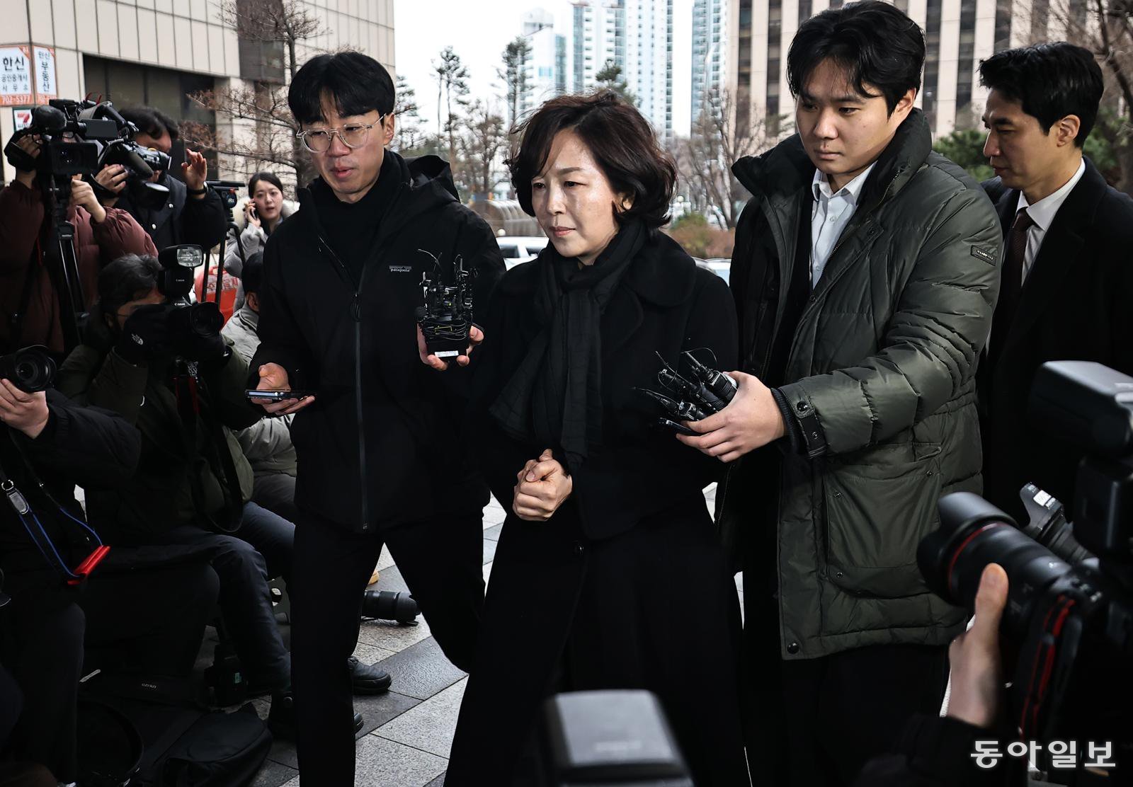 2022년 지방선거를 앞두고 강선우 무소속 의원에게 공천 헌금 1억 원을 건넸다는 의혹을 받는 김경 서울시의원이 피의자 신분으로 조사받기 위해 15일 오전 서울 마포구 서울경찰청 공공범죄수사대에 재출석 하고 있다.

				양회성 기자 yohan@donga.com