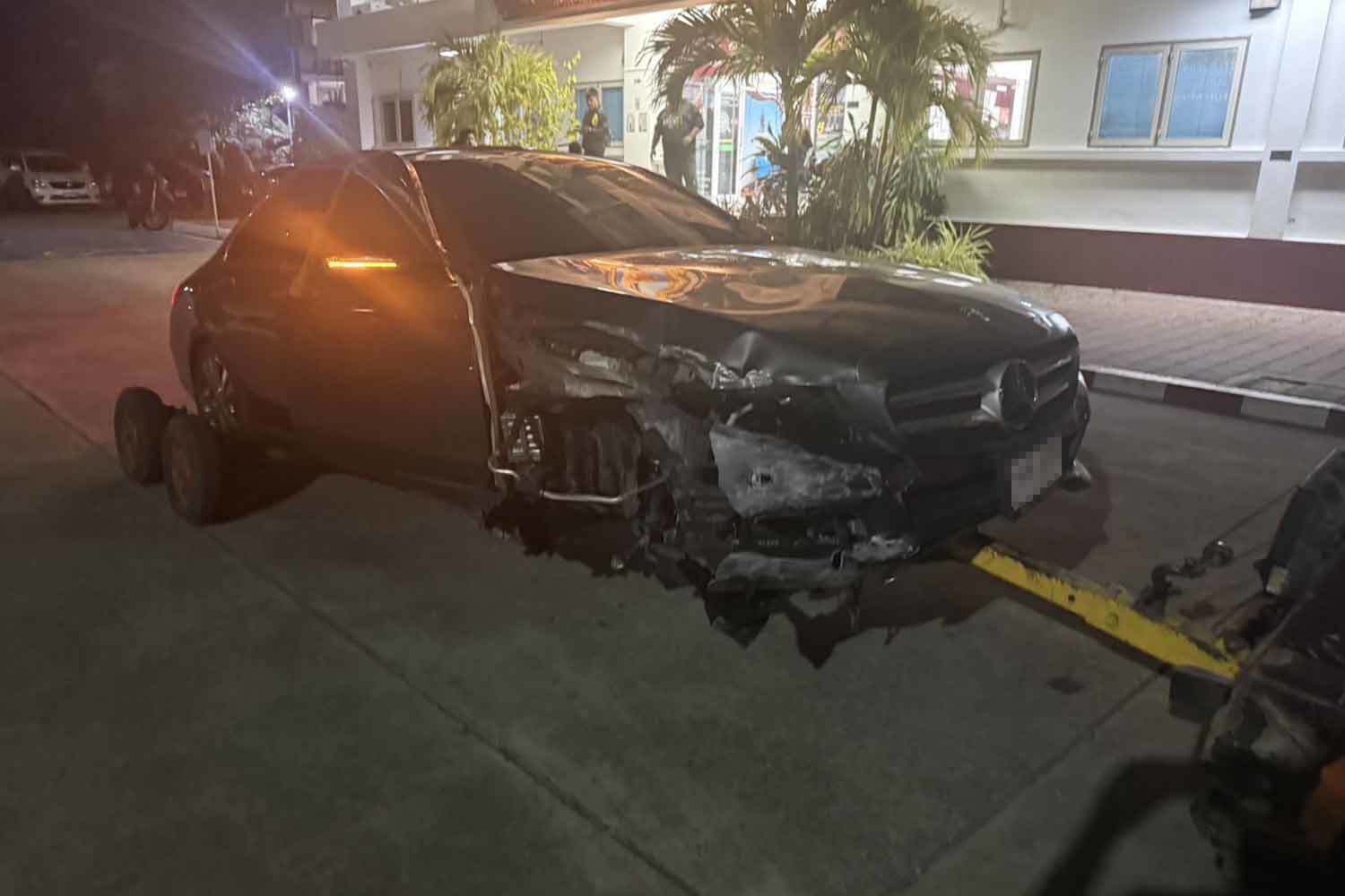 피해 여성의 벤츠 차량. 울타리를 들이받아 반파된 상태다. 방콕포스트 갈무리