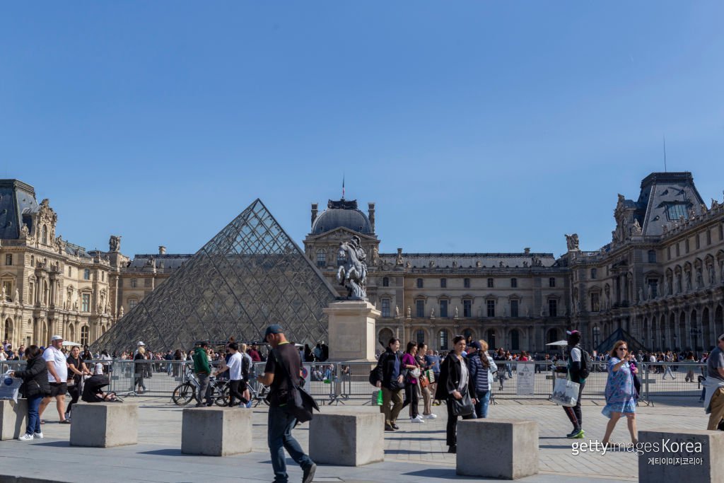 게티이미지. 프랑스 루브르박물관에서 비유럽권 방문객 입장료를 인상하는 이중 가격제가 시행된다.