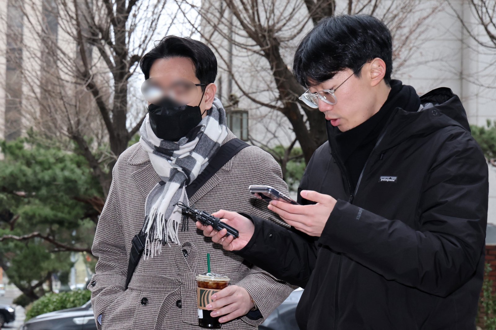김병기 의원을 둘러싼 의혹을 폭로한 것으로 알려진 전직 보좌관이 15일 오전 마포구 서울경찰청 광역수사단 공공범죄수사대에서 참고인 신분으로 경찰 조사를 받기 위해 출석하고 있다. 2026.1.15/뉴스1