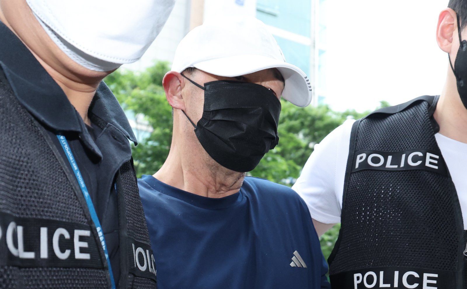 운행 중인 서울지하철 5호선 열차에서 불을 지른 원 모 씨가 2일 서울 양천구 서울남부지법에서 열린 구속 전 피의자 심문(영장실질심사)에 출석하고 있다. 원 모 씨는 지난달 31일 서울 여의나루역과 마포역 사이 터널 구간을 달리던 열차 안에서 인화성 액체를 뿌린 뒤 옷가지에 불을 붙여 방화한 혐의를 받는다. 2025.6.2/뉴스1