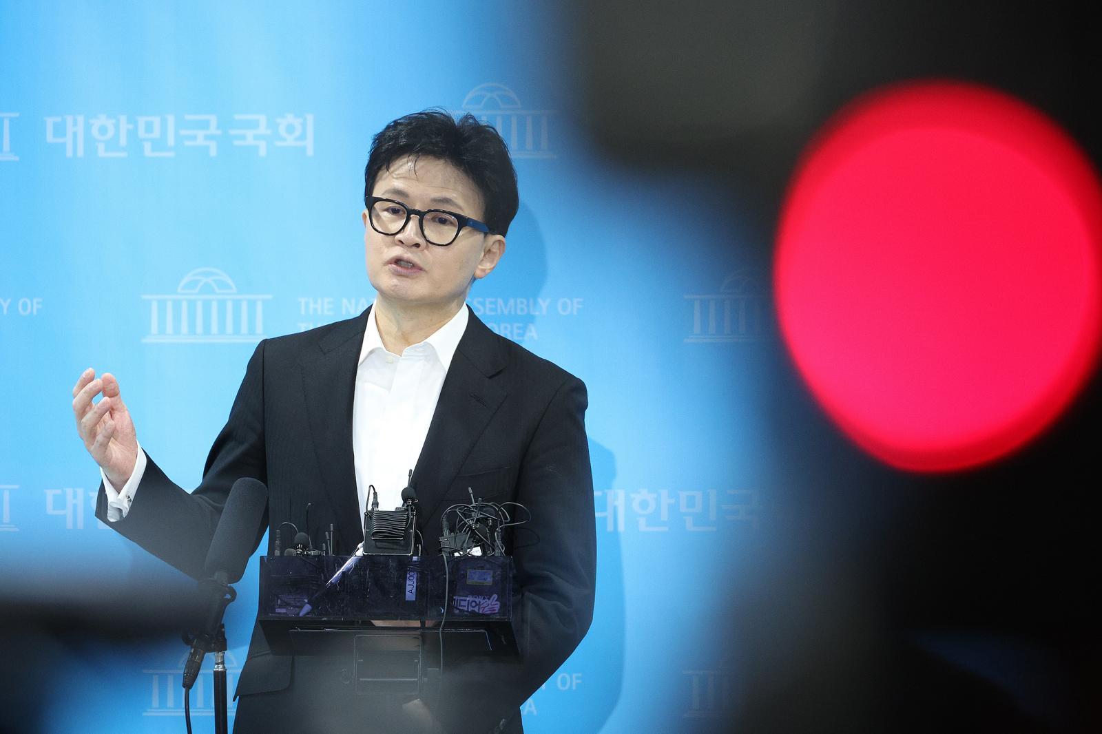 국민의힘 한동훈 전 대표가 1월 14일 서울 여의도 국회 소통관에서 당 윤리위원회 제명 결정과 관련해 입장을 밝히고 있다. 뉴스1