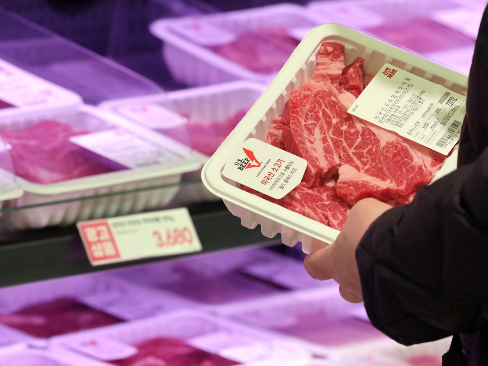 14일 서울시내 한 대형마트에서 고객이 미국산 수입 소고기를 고르고 있다. 이날 한국은행이 발표한 ‘2025년 12월 수출입물가지수 및 무역지수(잠정)’에 따르면, 지난달 수입물가지수(원화 기준 잠정치·2020년=100)는 143.20으로 전월(141.47) 대비 0.7% 상승했다. 전년 동월 대비로도 0.3% 올랐다. 수입물가가 전월 대비 기준으로 6개월 연속 상승한 것은 2021년 5~10월 이후 가장 긴 상승 기간이다. 2026.1.14/뉴스1