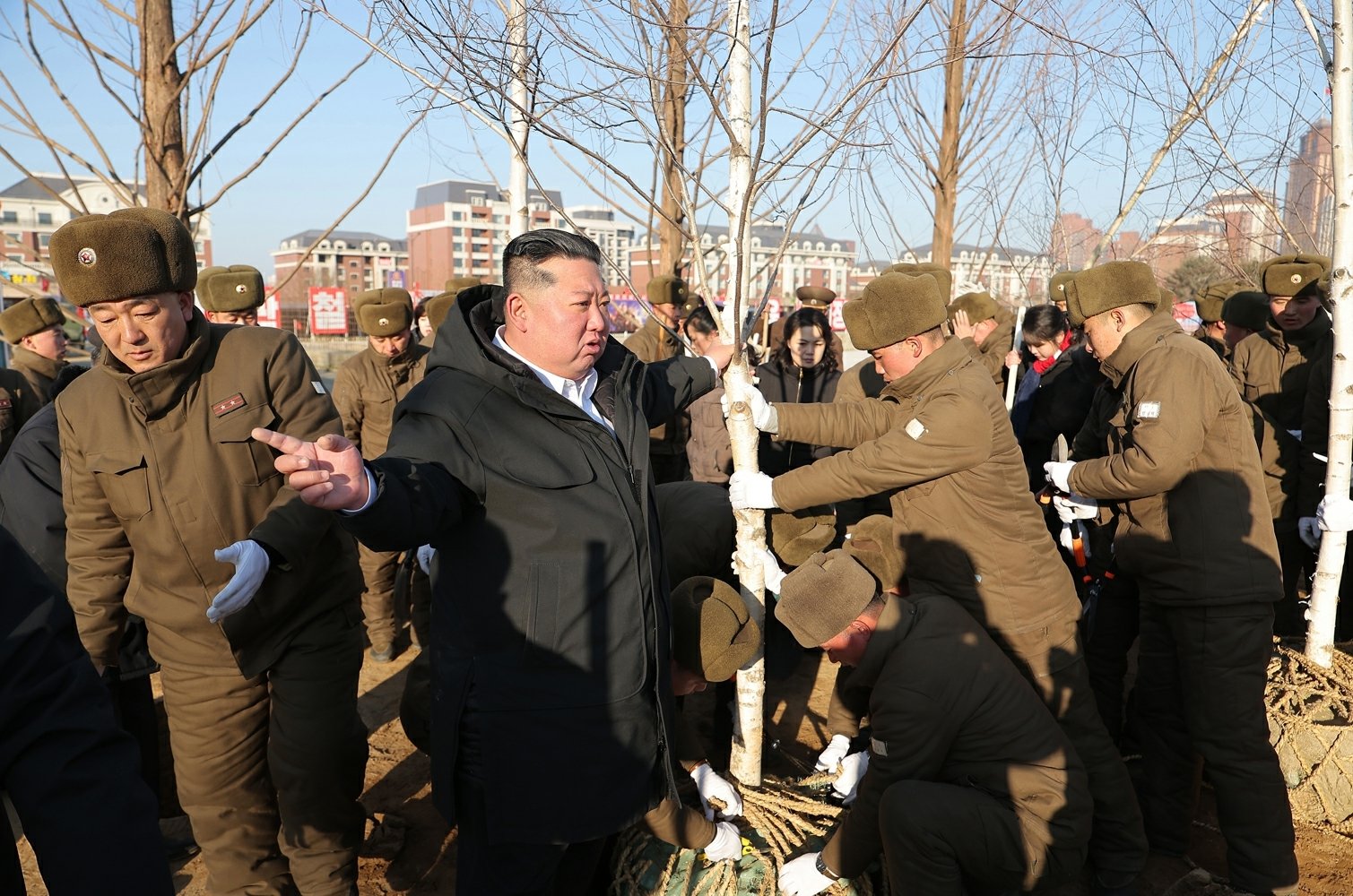 김정은 북한 노동당 총비서가 지난 5일 러시아 파병군 추모 시설인 ‘전투위훈기념관’ 건설장을 찾은 모습. (평양 노동신문=뉴스1)
