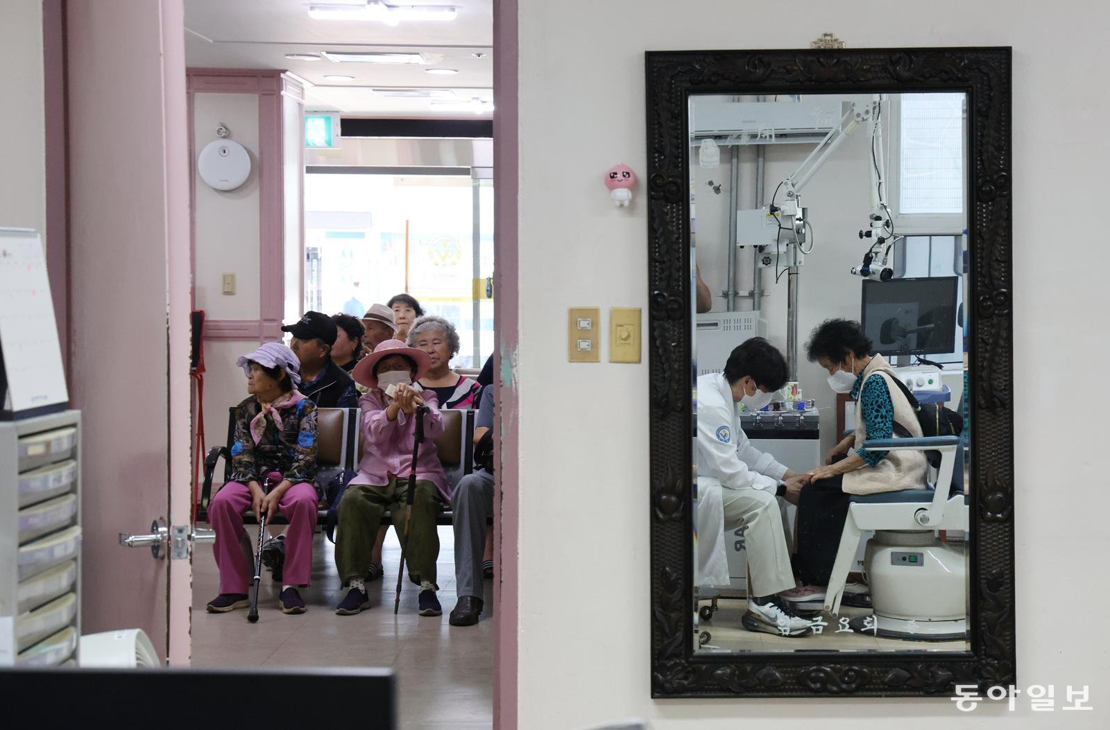 이달의 보도사진상 2025년 10월 피처 부문 우수상 ‘인구 44% 노인인데 전문의 1명뿐’. 영양=홍진환 기자 jean@donga.com