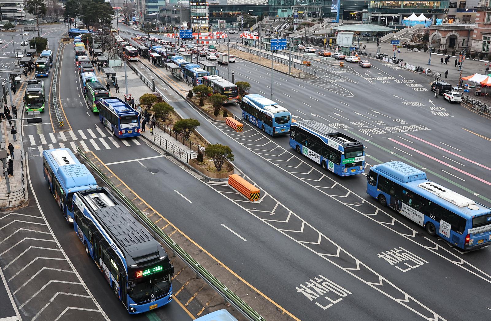 서울 시내버스 노사 간 임금 협상 합의와 파업이 철회된 15일 서울역 버스환승센터에 시내 버스가 오가고 있다. 2026.1.15/뉴스1