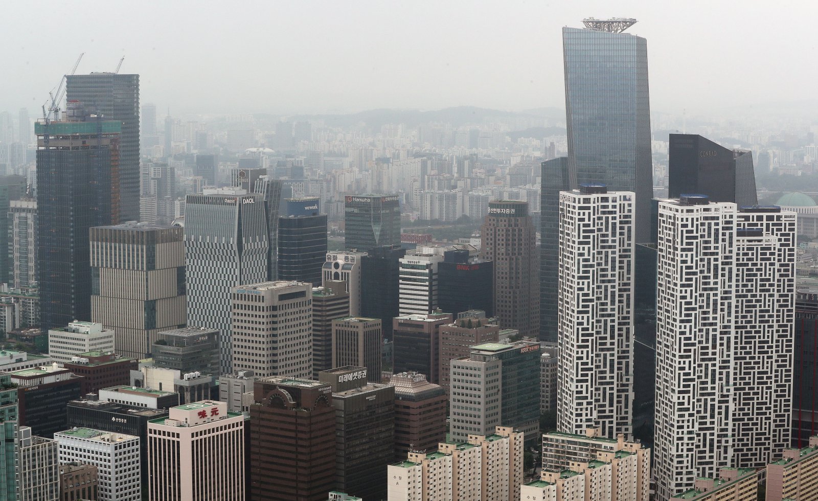 서울 여의도 63빌딩에서 바라본 오피스텔이 밀집한 빌딩 모습. 뉴스1