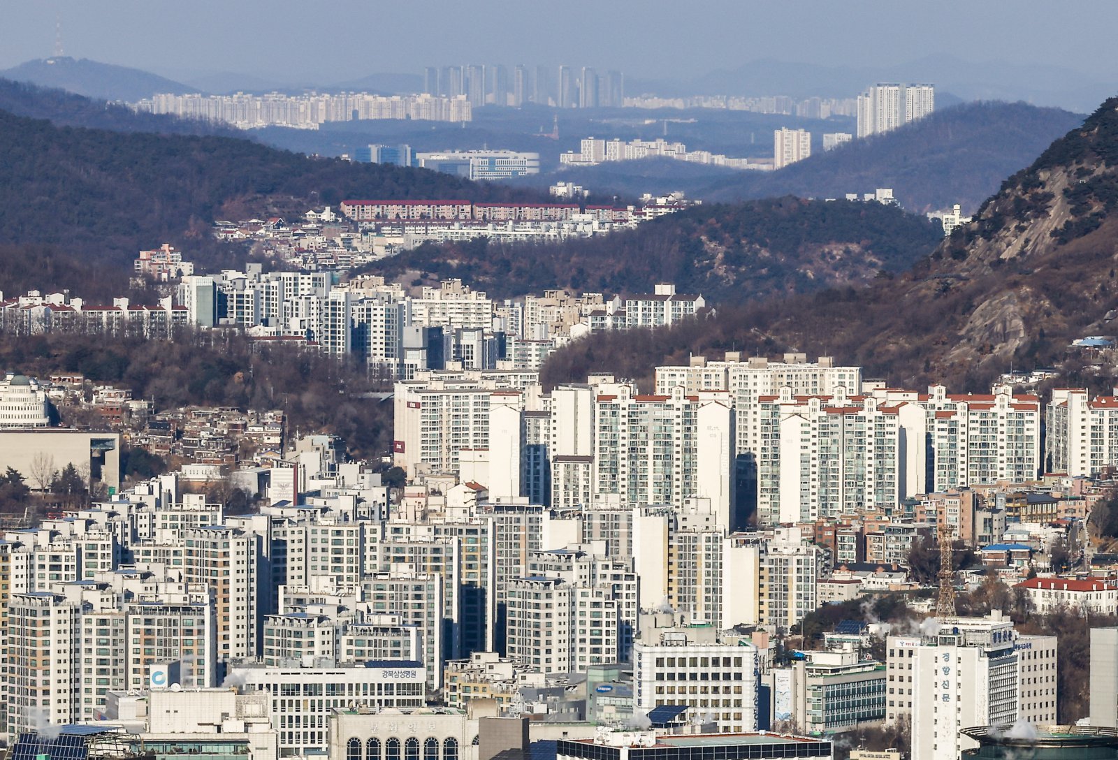 26일 서울 중구 남산에서 서울시내 아파트가 보이고 있다.  올해 서울 아파트값 상승률이 2006년 이후 19년 만에 최고치를 기록할 것이 확실시 된다. 한국부동산원이 발표한 12월 넷째 주(22일 기준) 주간 아파트 가격 동향에 따르면 서울 아파트 평균 매매가격은 전 주 대비 0.21% 올랐다. 2월 첫째주 상승 전환한 이후 46주 연속 상승세를 이어간 것이다. 상승 폭으로는 10월 넷째주(0.23%) 이후 8주 만에 가장 높다. 2025.12.26. [서울=뉴시스]