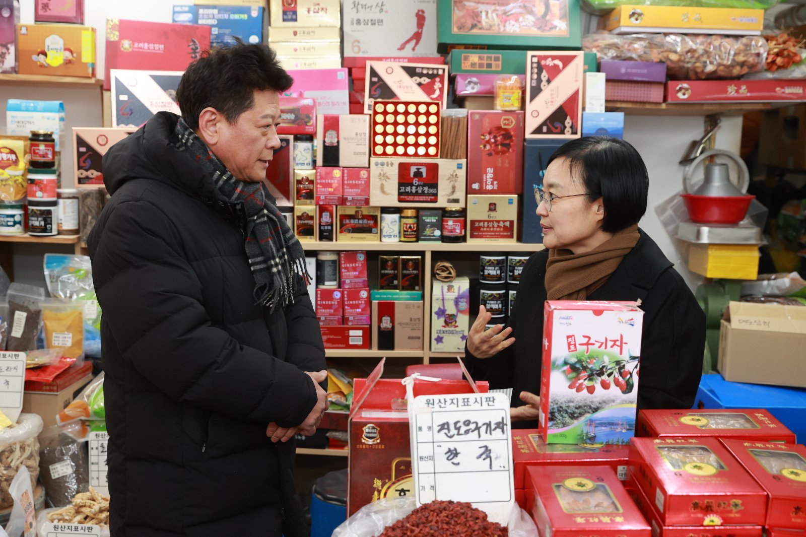 한성숙 중소벤처기업부 장관이 26일 서울 동대문구 경동시장을 방문해 상인과 대화하고 있다. (사진= 중소벤처기업부 제공) 2025.12.26 뉴시스
