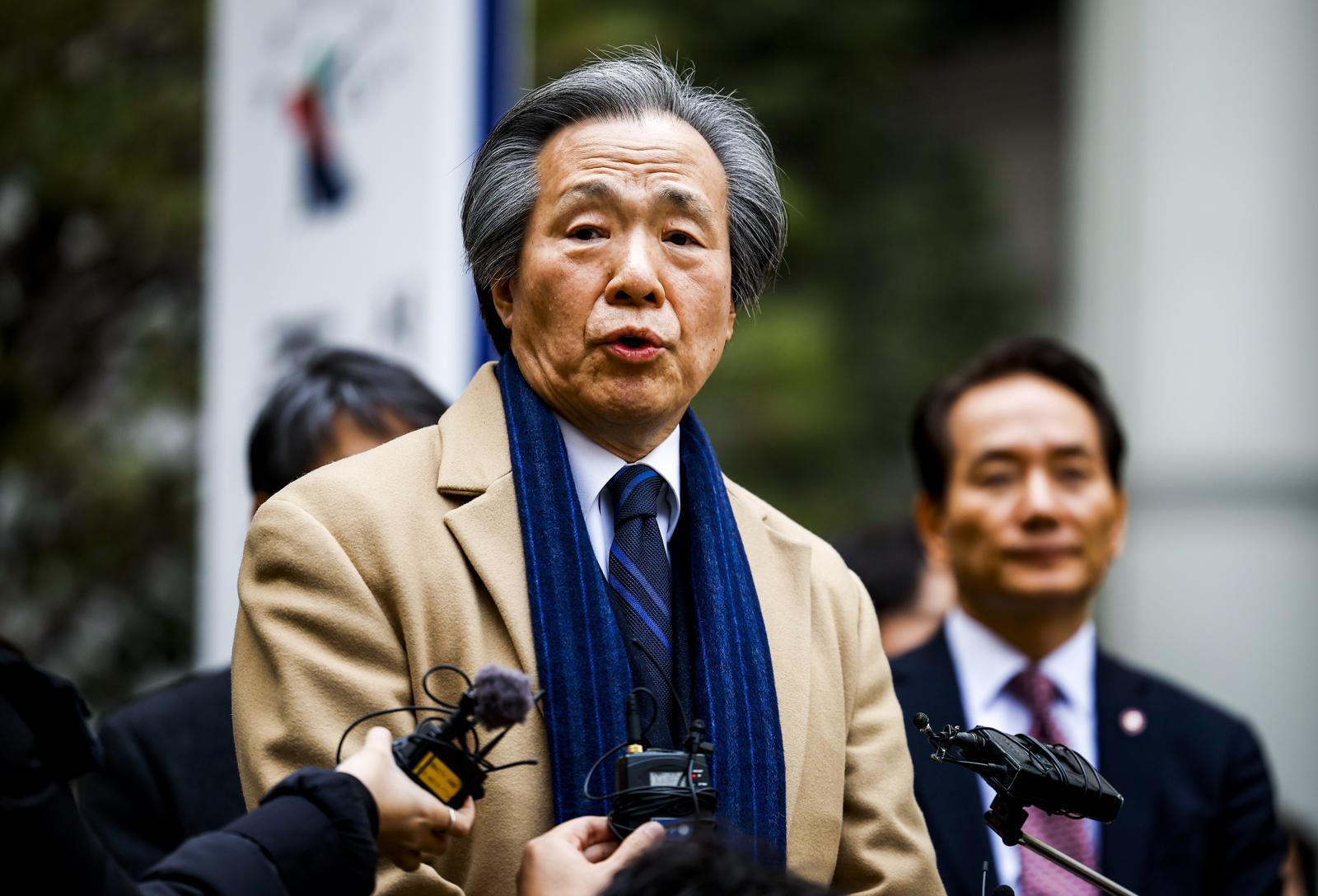 정기석 국민건강보험공단 이사장이 15일 서울 서초구 서울고등법원에서 열린 국민건강보험공단의 KT&G, 한국필립모리스, BAT코리아를 상대로 낸 손해배상청구 소송 항소심 선고기일을 마친 뒤 나와 입장을 밝히고 있다.   서울고법 민사6-1부(부장판사 박해빈·권순민·이경훈)는 15일 건보공단이 담배 제조사 KT&G와 한국필립모리스, 브리티시아메리칸토바코(BAT)코리아를 상대로 제기한 손해배상 청구 소송 항소심에서 원고 패소로 판결했다.2026.01.15 [서울=뉴시스]