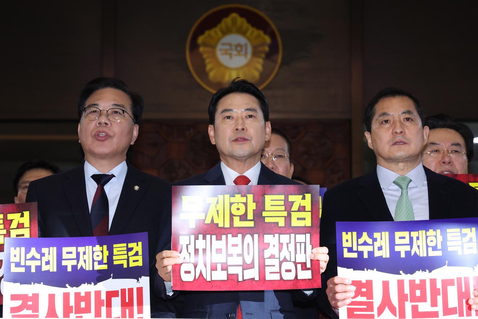 장동혁 대표를 비롯한 국민의힘 의원들이 15일 서울 여의도 국회 로텐더홀에서 더불어민주당의 특검 추진에 반대한다는 구호를 외치고 있다. 2026.1.15 뉴스1