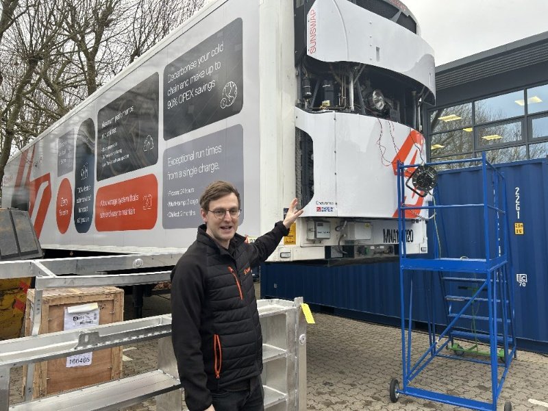 영국의 친환경 냉동운송 시스템 스타트업인 선스왑(Sunswap) 관계자가 지난해 12월 15일 런던 인근 서레이 본사에서 신제품 개발 과정에 대해 설명하고 있다. 선스왑이 아시아 언론에 이 공간을 공개한 건 이번이 처음이다. 서레이=유근형 특파원