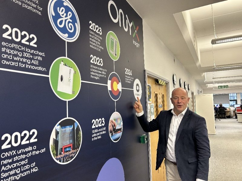 알렉시스 그레논 오닉스 최고경영자(CEO)가 지난해 12월 17일 영국 노팅엄 본사에서 전 세계 풍력발전소 결함을 인공지능(AI) 시스템이 자동 점검하는 현황에 대해 설명하고 있다. 노팅엄=유근형 특파원