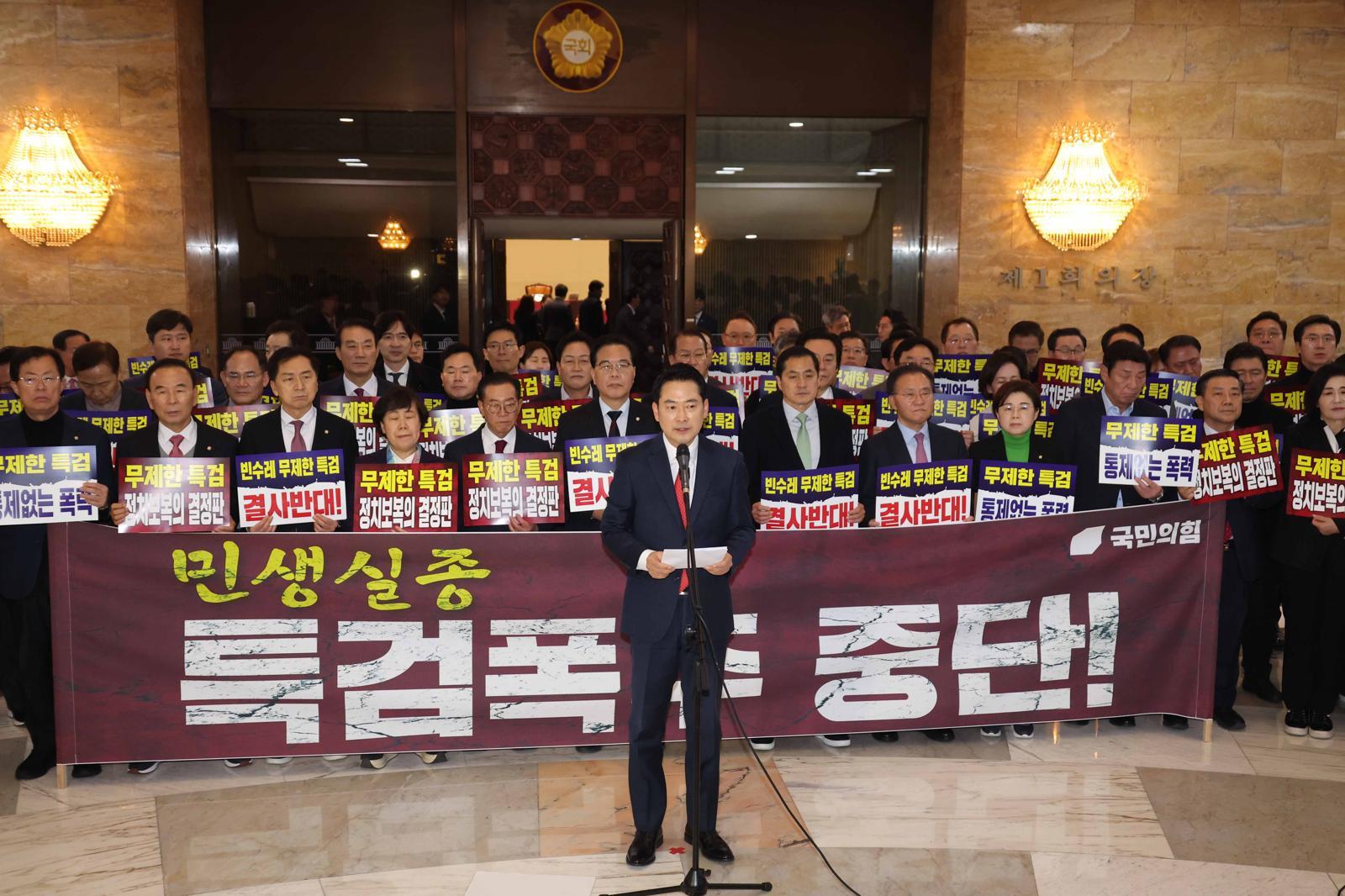 장동혁 국민의힘 대표가 15일 오후 서울 여의도 국회에서 열린 ‘민생실종, 특검폭주 중단 촉구 민주당 규탄대회’에서 발언을 하고 있다. 장 대표는 “민주당의 공천 뇌물·통일교 게이트 특검 수용을 촉구하는 단식농성에 돌입한다”고 밝혔다. 2026.01.15. 뉴시스