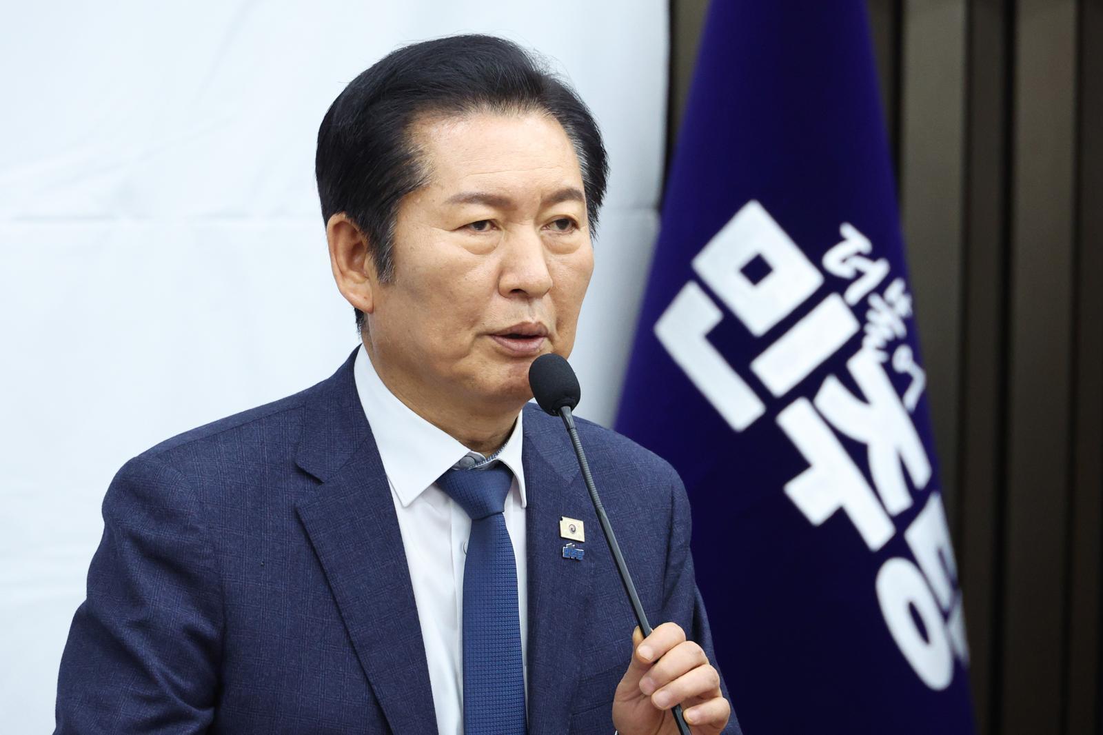 정청래 더불어민주당 대표가 15일 서울 여의도 국회에서 열린 의원총회에서 발언하고 있다. ⓒ News1