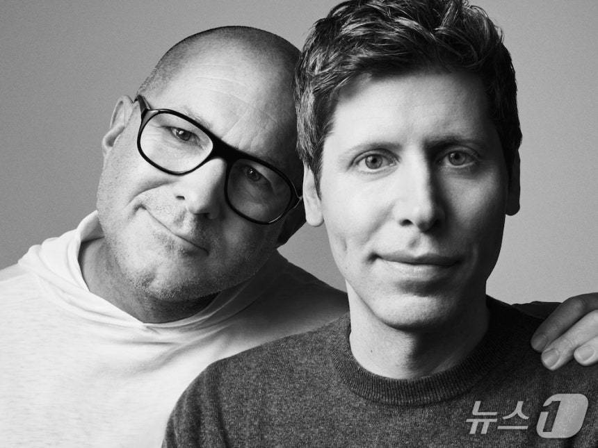 샘 올트먼 오픈AI CEO(오른쪽)과 조니 아이브 전 아이오(io) 대표(오픈AI 제공)