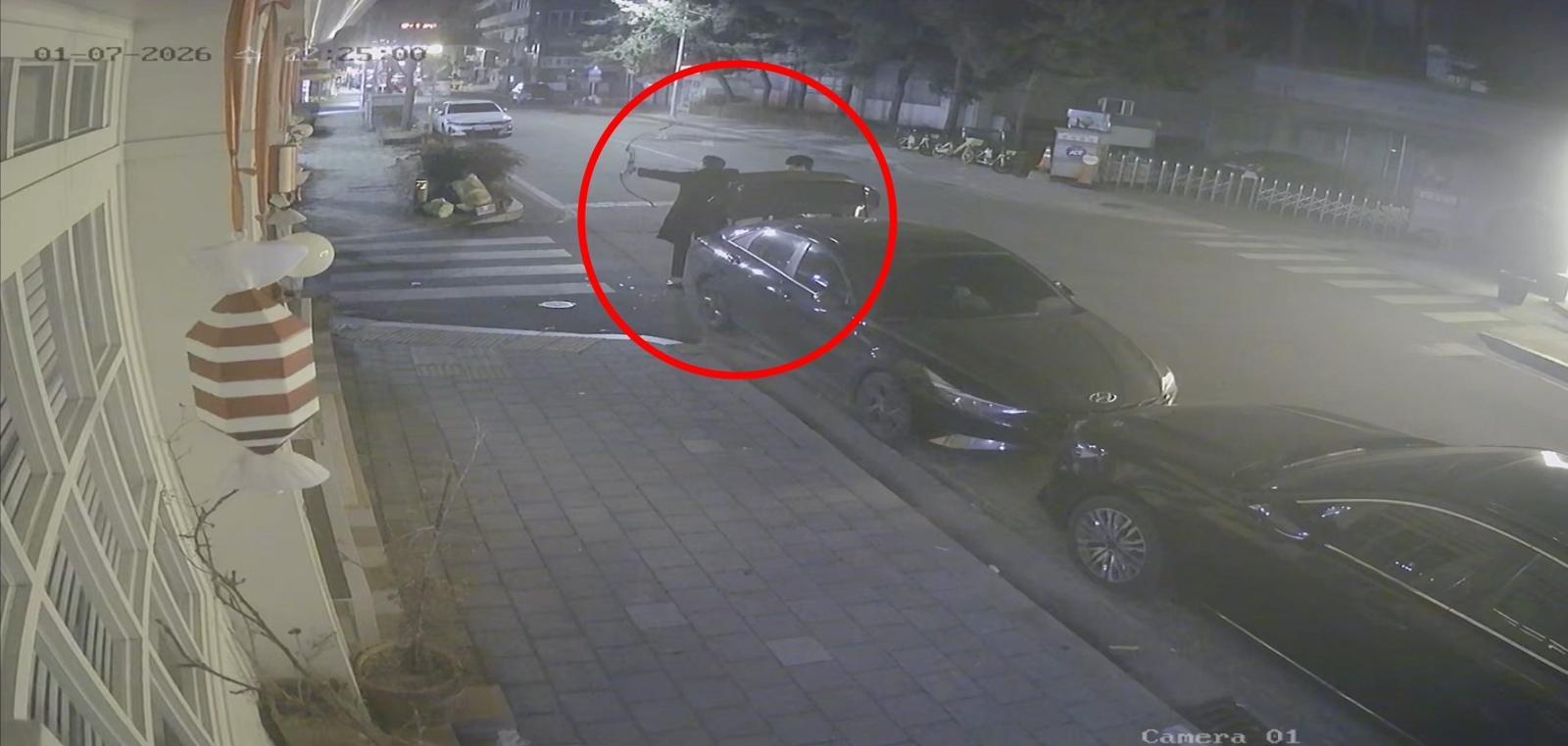 산책 중이던 여성 인근에 화살 쏜 20대 “나무 향해 쐈는데 빗나가”