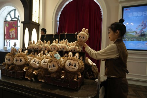 2025년 5월 1일, 베이징에 위치한 수집용 장난감 및 봉제 인형 제조업체 팝마트(Pop Mart)의 테마파크 ‘팝랜드’에서 한 직원이 라부부 인형 재고를 채우고 있다. AP/뉴시스