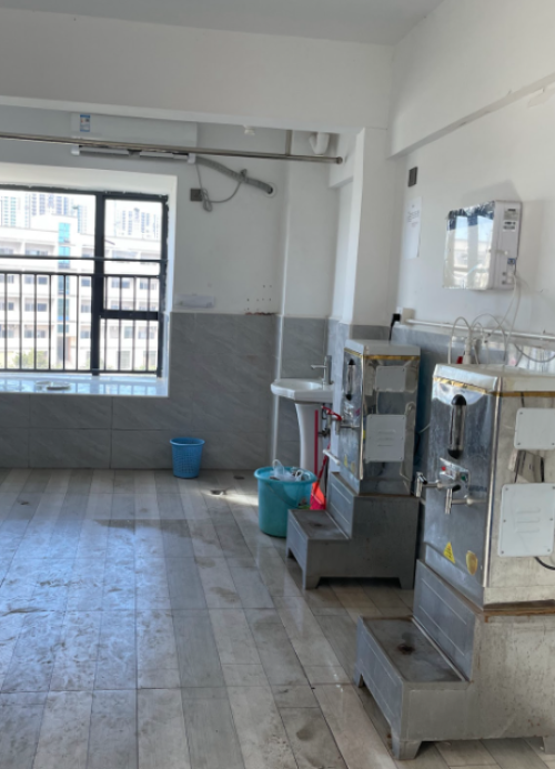 공장 내 기숙사의 모습. 보고서에 따르면, 기숙사는 한 방에 최대 8명까지 수용해 매우 혼잡한 상태였으며 온수조차 사용하기 어려운 환경인 것으로 나타났다. CLW 제공