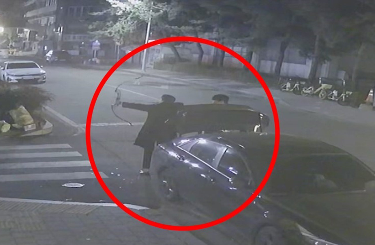 7일 오후 11시 40분쯤 청주시 상당구 청소년광장 인근에서 화살을 쏜 20대 남성들이 찍힌 영상 캡쳐. 2026.1.7  (독자제공) 뉴스1