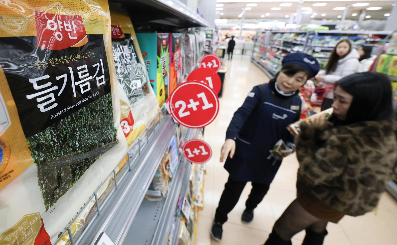 15일 서울 시내의 한 대형마트에서 외국인 관광객이 김을 구매하고 있다. 지난해 김 수출액은 11억3000만 달러로 역대 최고를 나타냈다. 뉴시스