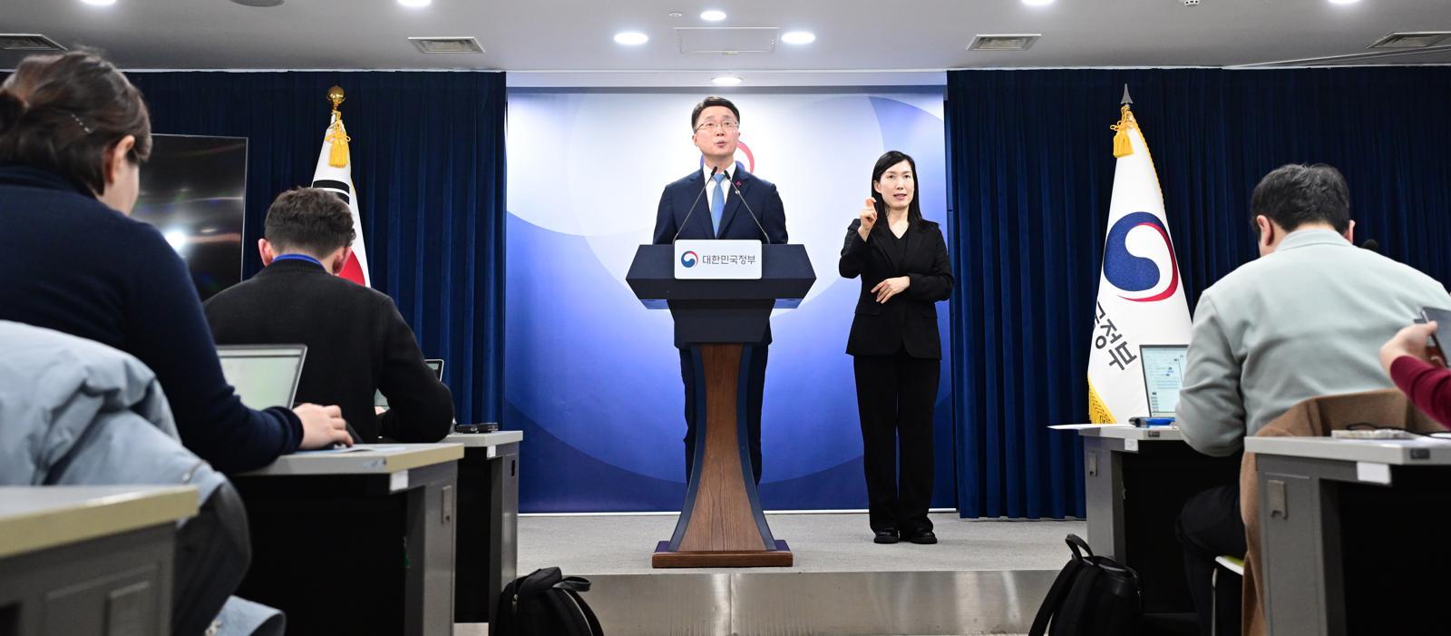 류제명 과학기술정보통신부 2차관이 15일 서울 종로구 정부서울청사에서 독자 AI 파운데이션 모델 프로젝트 1차 단계 평가 결과를 브리핑하고 있다. (공동취재) 2026.1.15 뉴스1