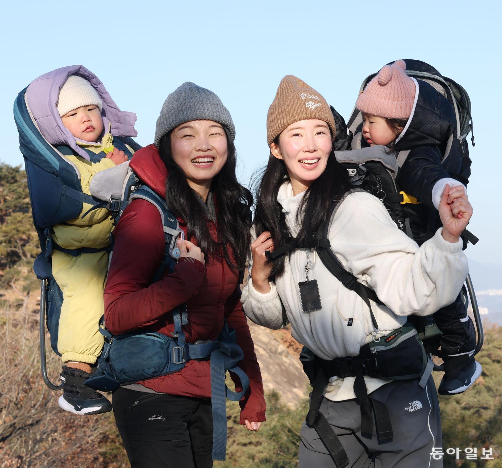 오언주 베이비하이킹클럽(베하클) 회장(왼쪽)과 김지영 씨가 각각 아들(인주호)과 딸(강다경)을 업고 서울 광진구 아차산 해맞이코스 1보루에 올라 활짝 웃고 있다. 2024년 9월부터 베하클을 운영하고 있는 둘은 “아이를 업거나 안고 산에 오르니 아이도 좋아하고 우리도 행복하다”고 입을 모았다. 
신원건 기자 laputa@donga.com