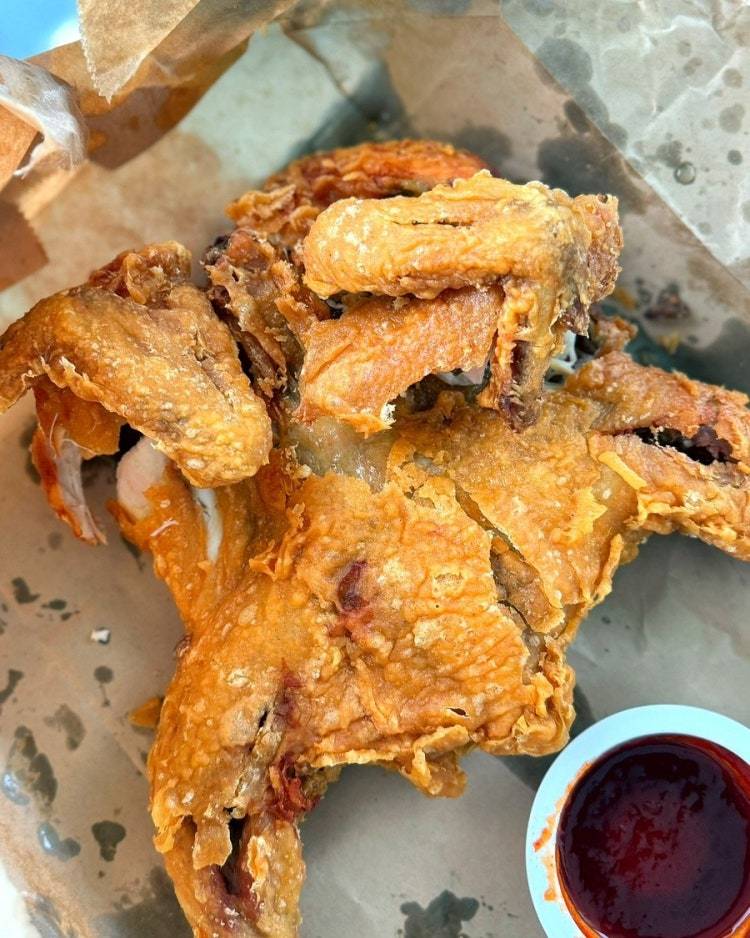 손님이 먹기 좋게 부위별로 찢어 상에 내는 경북 울진군 죽변면 ‘장터옛날통닭’의 통닭. 김도언 소설가 제공