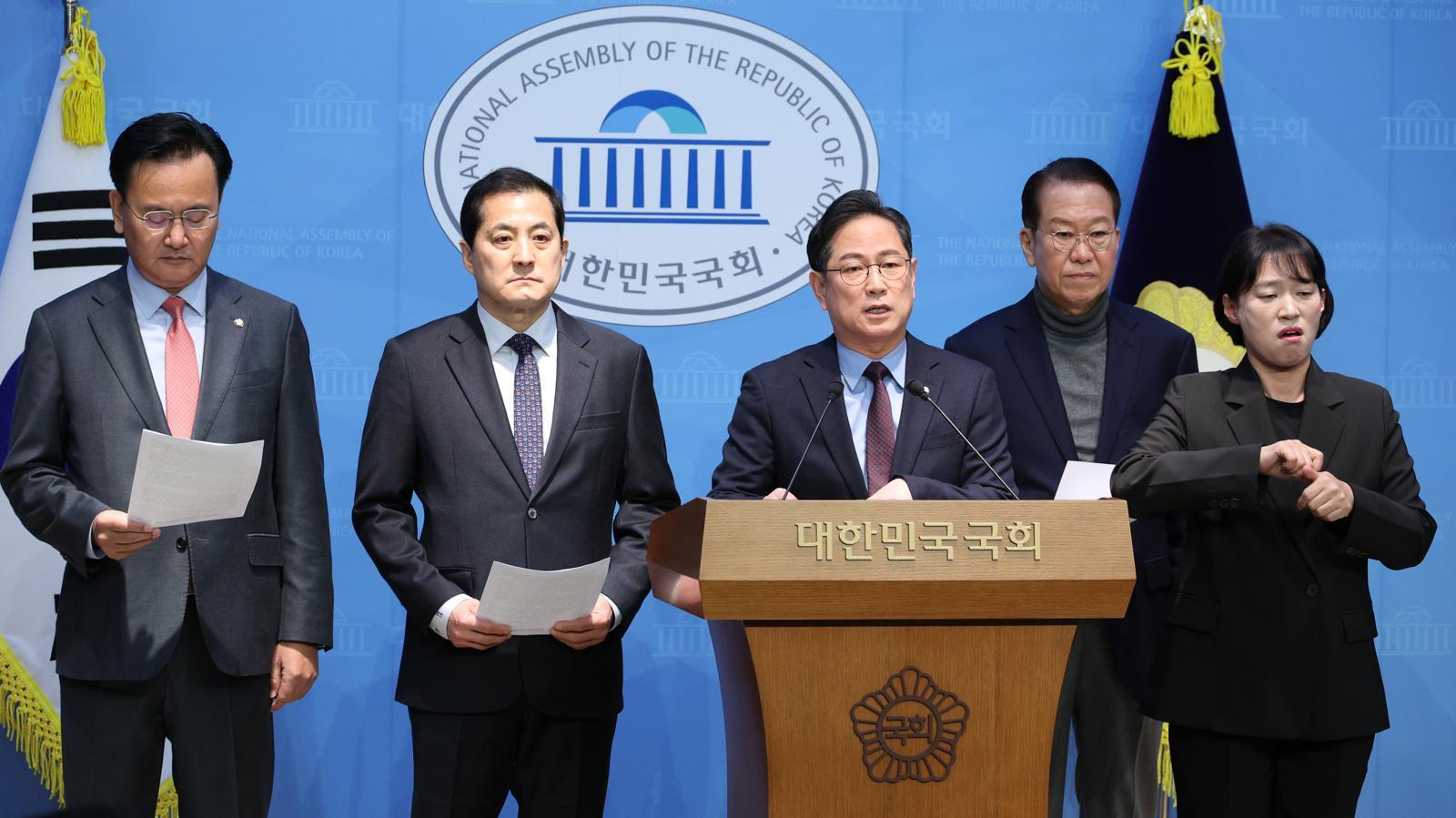 박수영 의원을 비롯한 재정경제기획위원회 소속 국민의힘 의원들이 5일 서울 여의도 국회 소통관에서 이혜훈 기획예산처 장관 후보자의 인사청문회를 이틀 동안 진행할 것을 촉구하고 있다. 2026.1.5/뉴스1