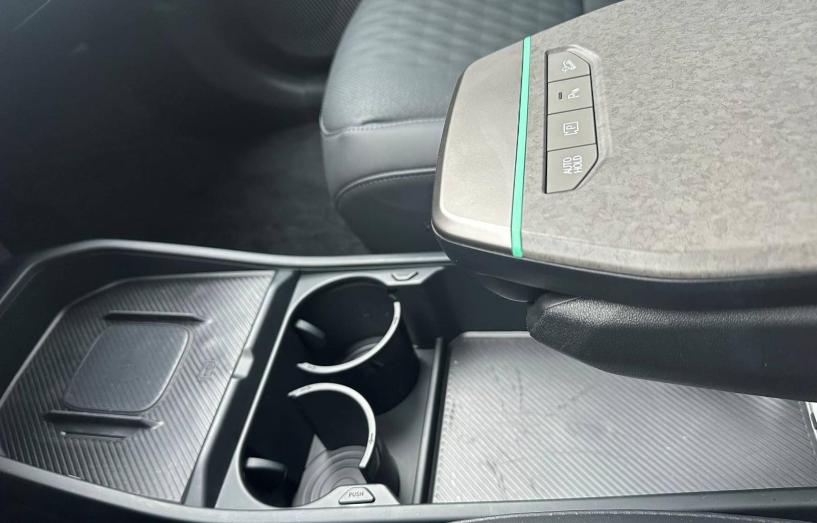 무선 충전 패드와 컵홀더 위치 / 출처=IT동아