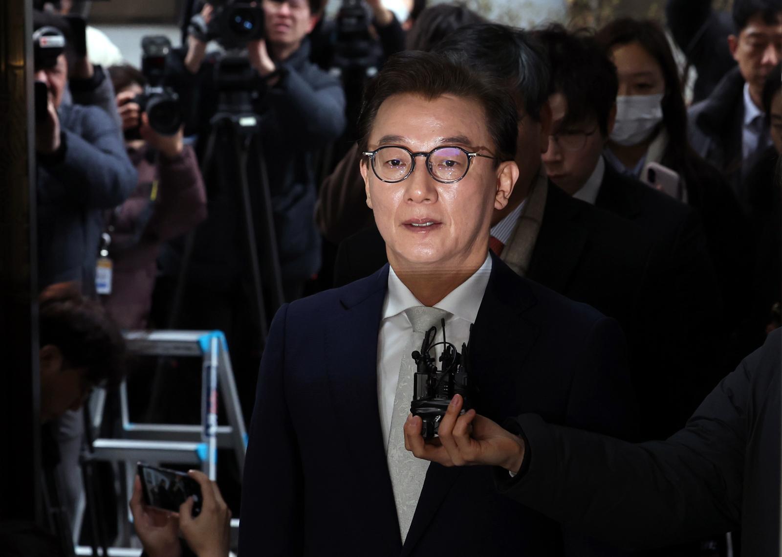 통일교 금품수수 의혹을 받는 전재수 전 해양수산부 장관이 19일 서울 서대문구 경찰청 국가수사본부로 조사받기 전 기자들 앞에서 발언하고 있다. (공동취재) 2025.12.19/뉴스1