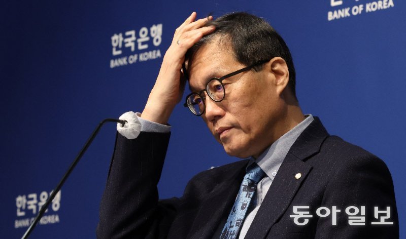 이창용 한국은행 총재가 15일 서울 중구 한국은행에서 열린 금융통화위원회 금리 결정에 대한 기자간담회에서 취재진의 질문을 듣고 있다. 신원건 기자 laputa@donga.com