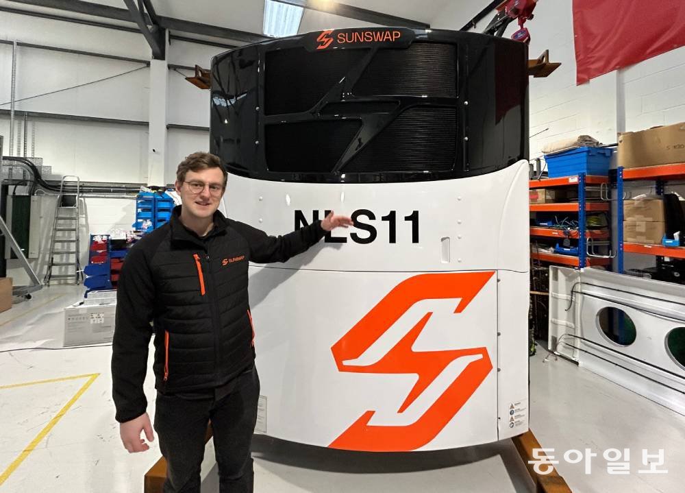 영국의 친환경 냉동운송 시스템 스타트업인 선스왑(Sunswap) 관계자가 지난해 12월 15일 런던 인근 서리의 연구개발(R&D)센터에서 신제품 개발 과정에 대해 설명하고 있다. 선스왑이 아시아 언론에 이 공간을 공개한 건 이번이 처음이다. 서리=유근형 특파원 noel@donga.com